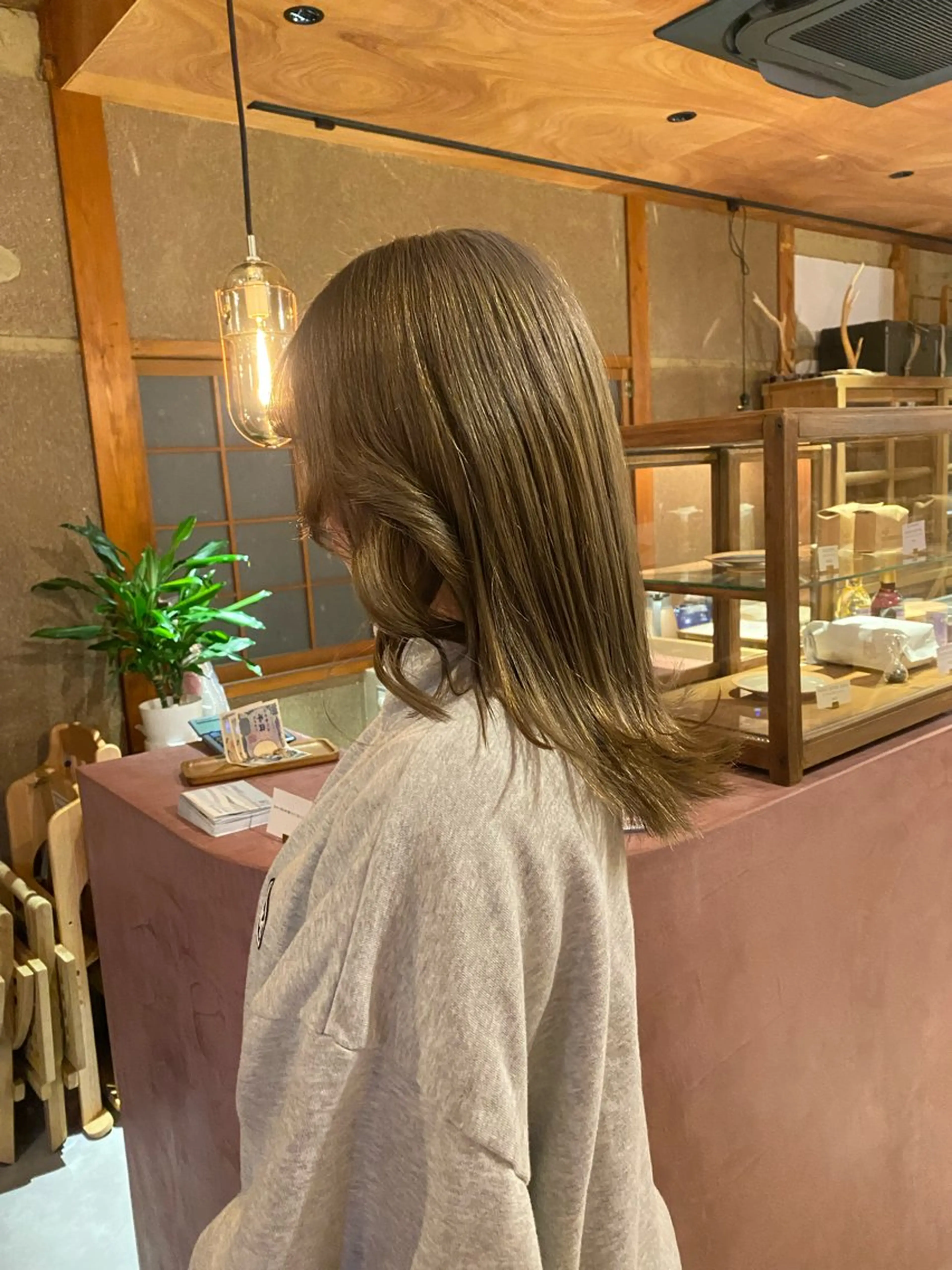 カラー ブリーチ オリーブカラー 阿川香穂 /京都のヘアスタイル