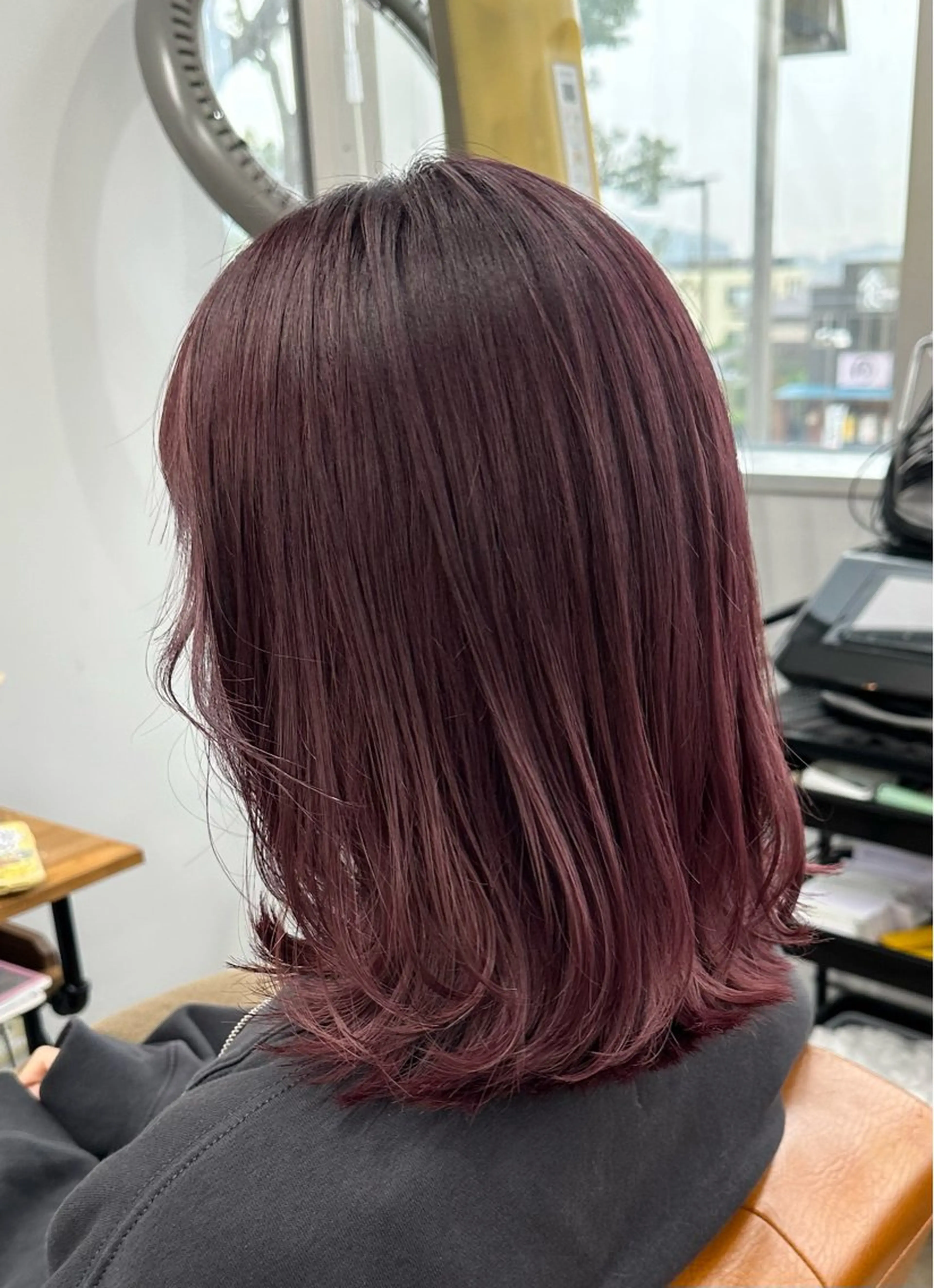 ミディアム カラー COCO .のヘアスタイル