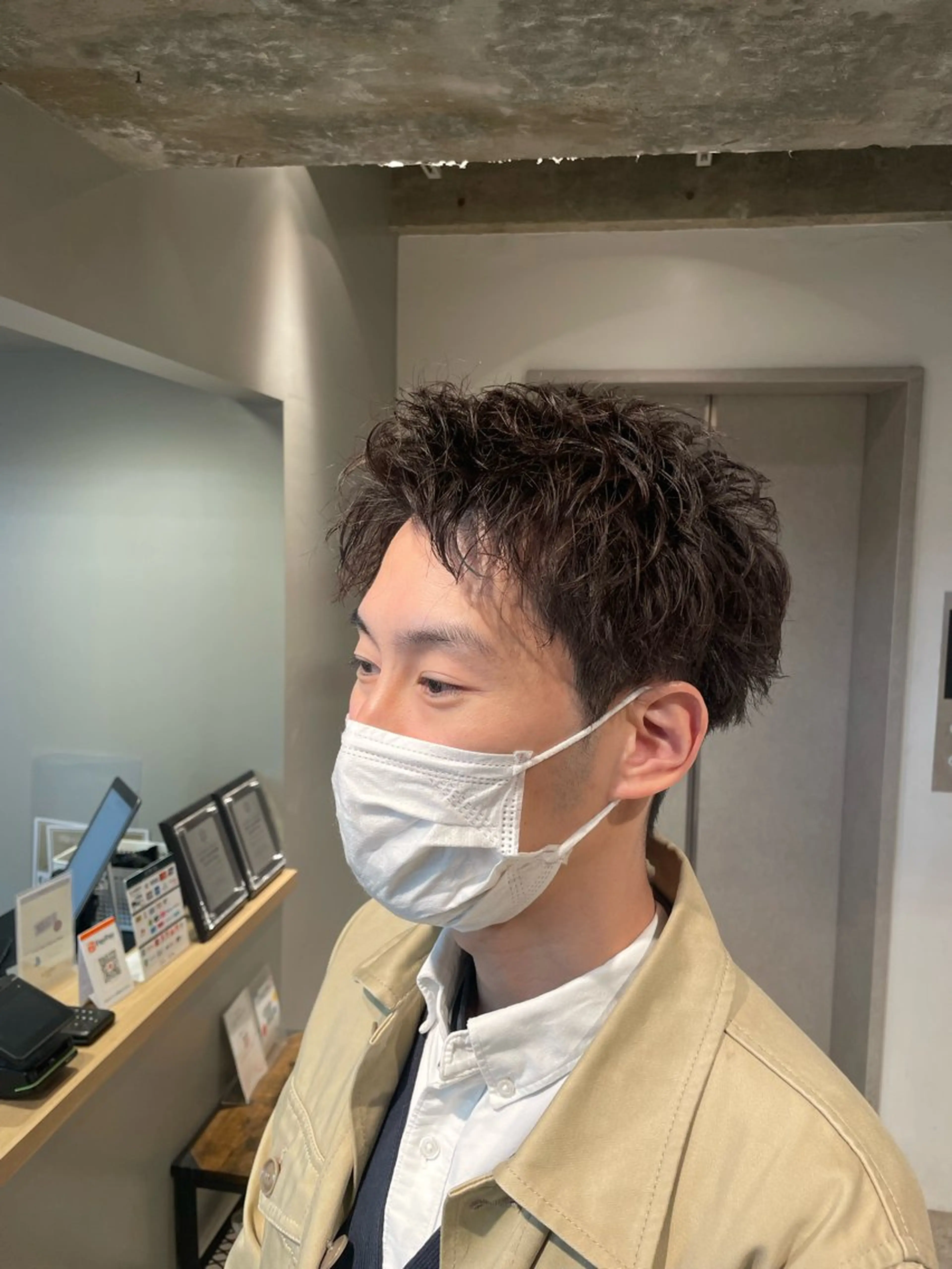 ショート パーマ メンズ 刈り上げ かきあげバング 松本 悠太郎のヘアスタイル