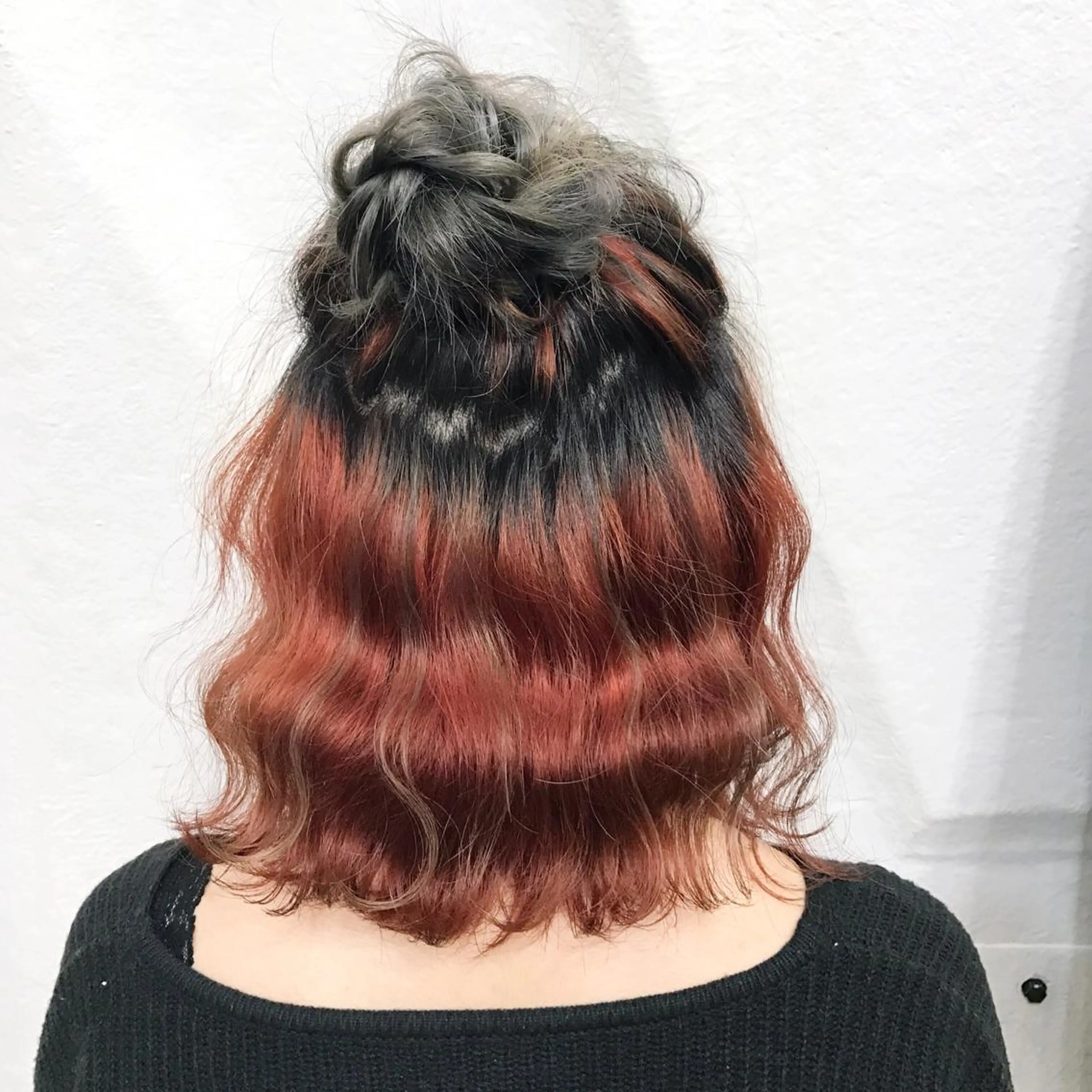ショート カラー ヘアアレンジ ハーフアップ お団子ヘア ブリーチ インナーカラー レッドカラー サロウィン所属・K-POP好き美容師 🇰🇷Kai.Yのヘアスタイル