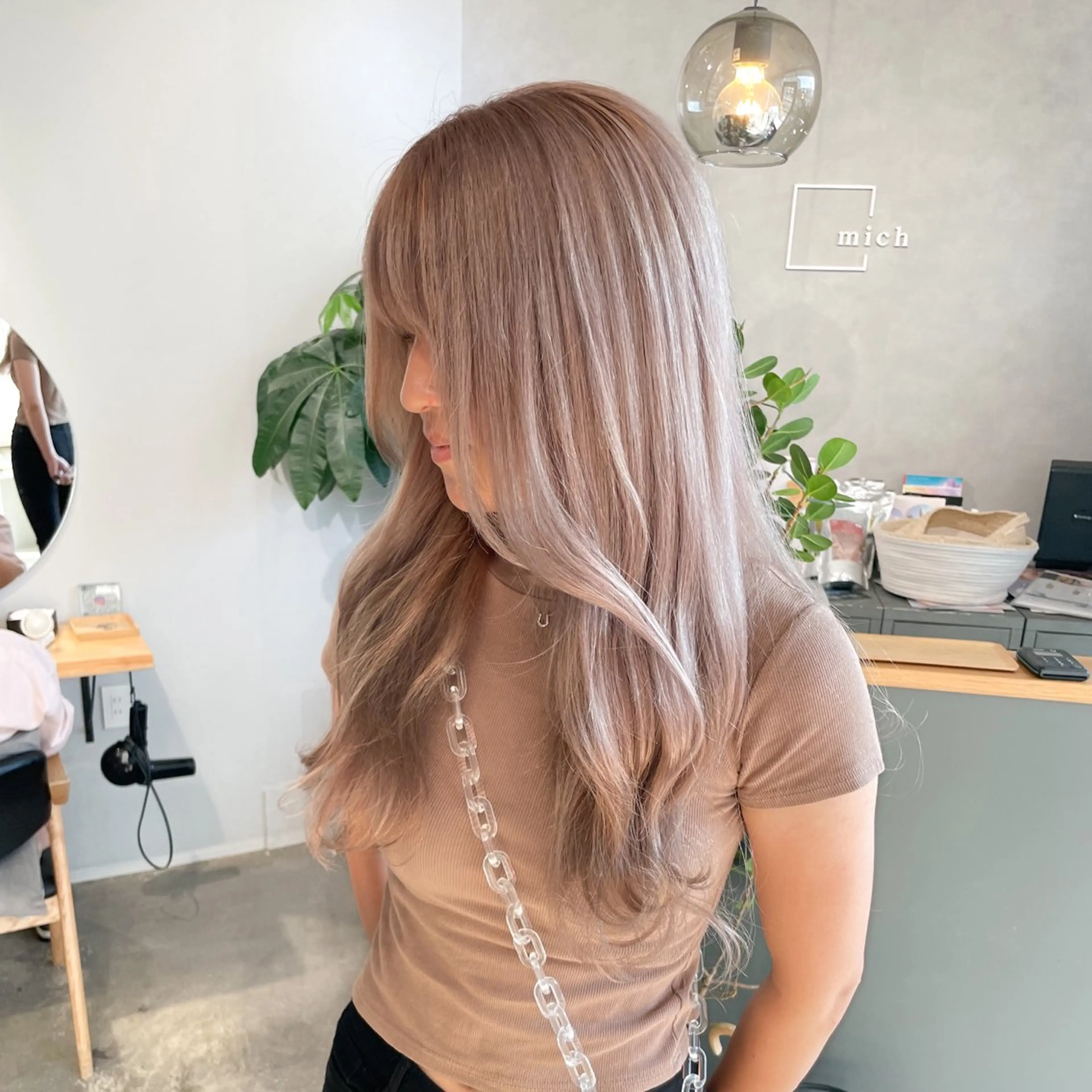 ロング 岸川 恭子のヘアスタイル