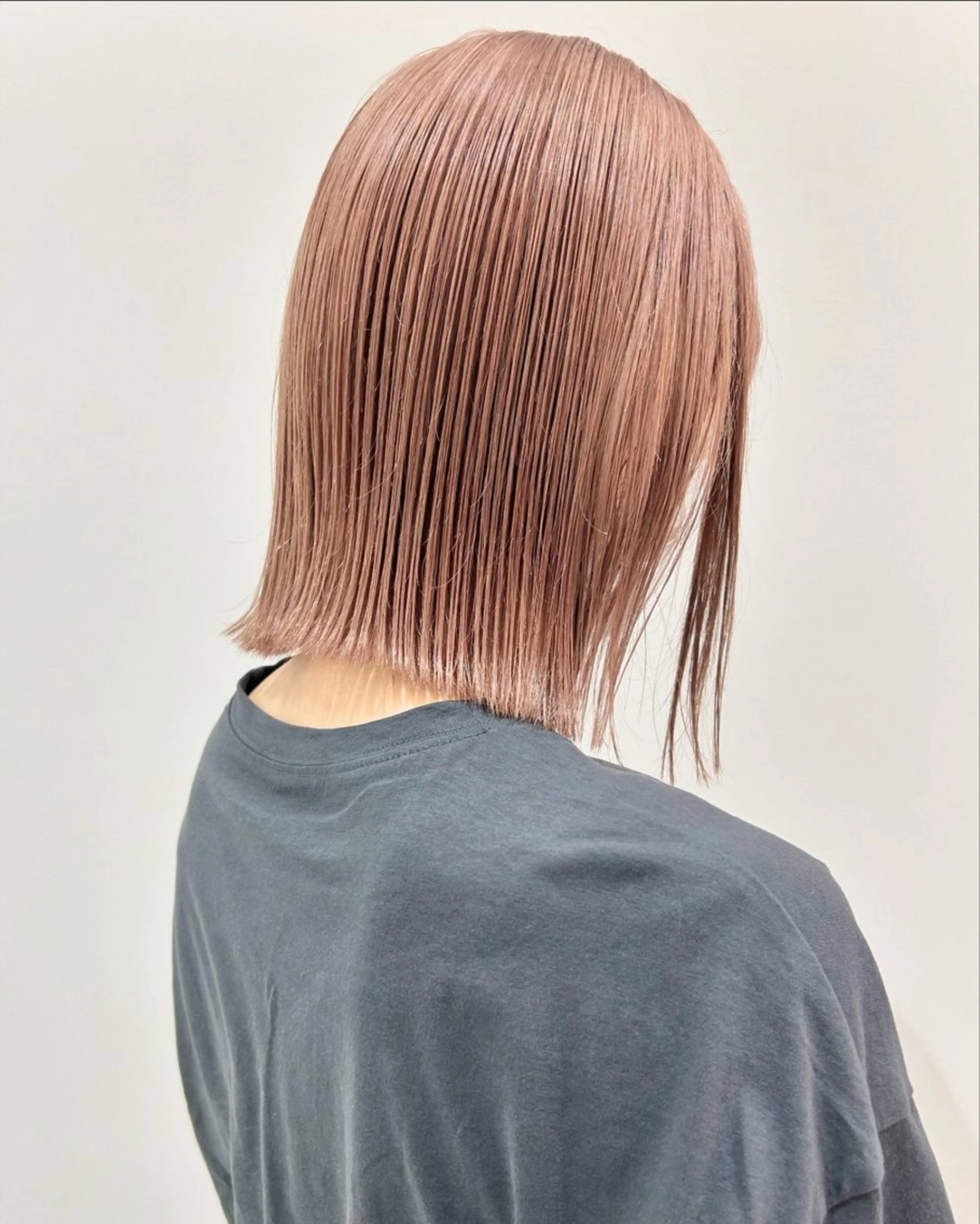 ミディアム カラー ベージュカラー ピンクカラー ハイトーン/ブリーチ 似合せカット/パーマのヘアスタイル