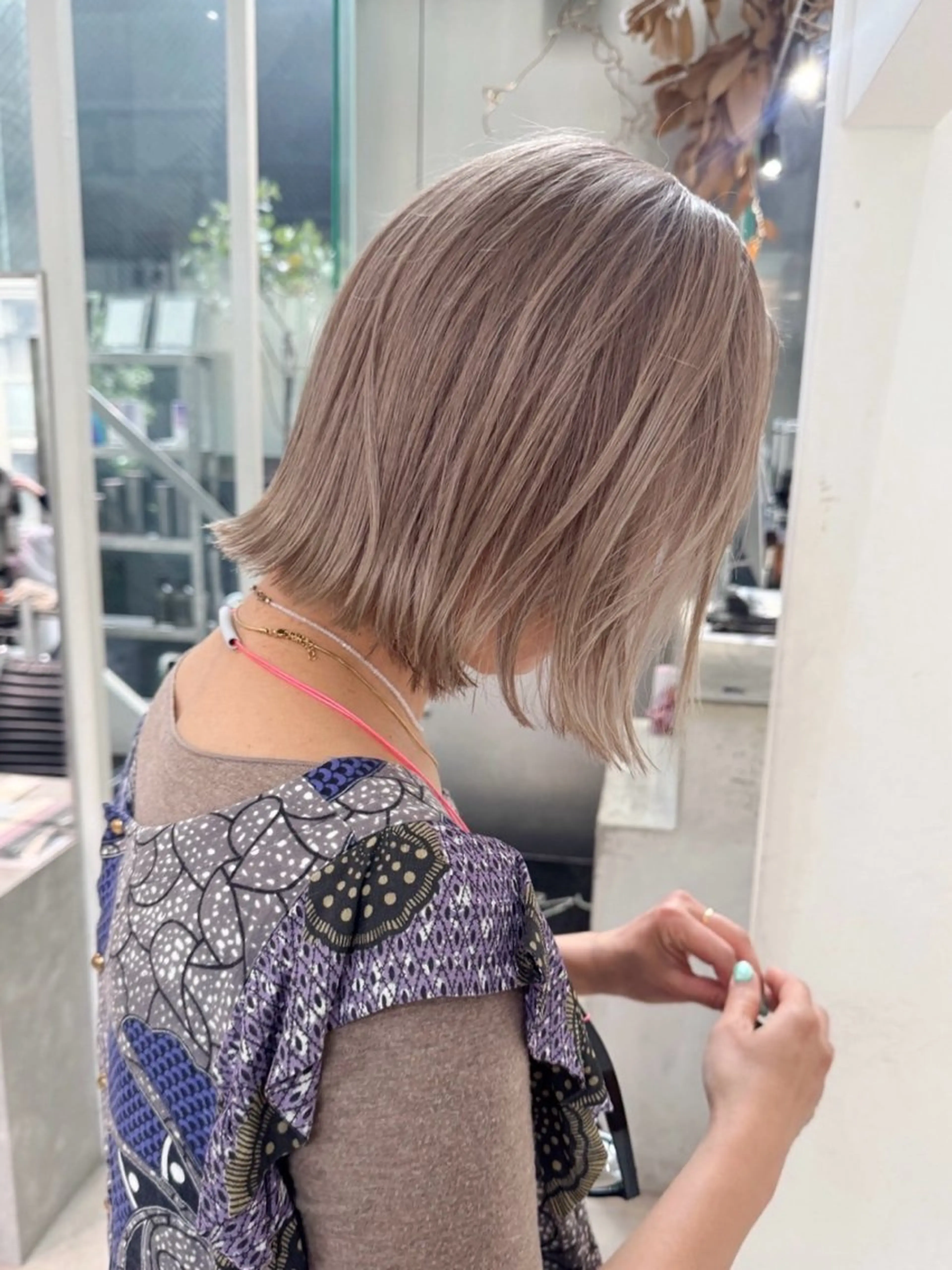 ショート カラー ベージュカラー ホワイトベージュ ボブ ヘアカラー トリートメント CHERIEブリーチ ダブルカラー　天神のヘアスタイル