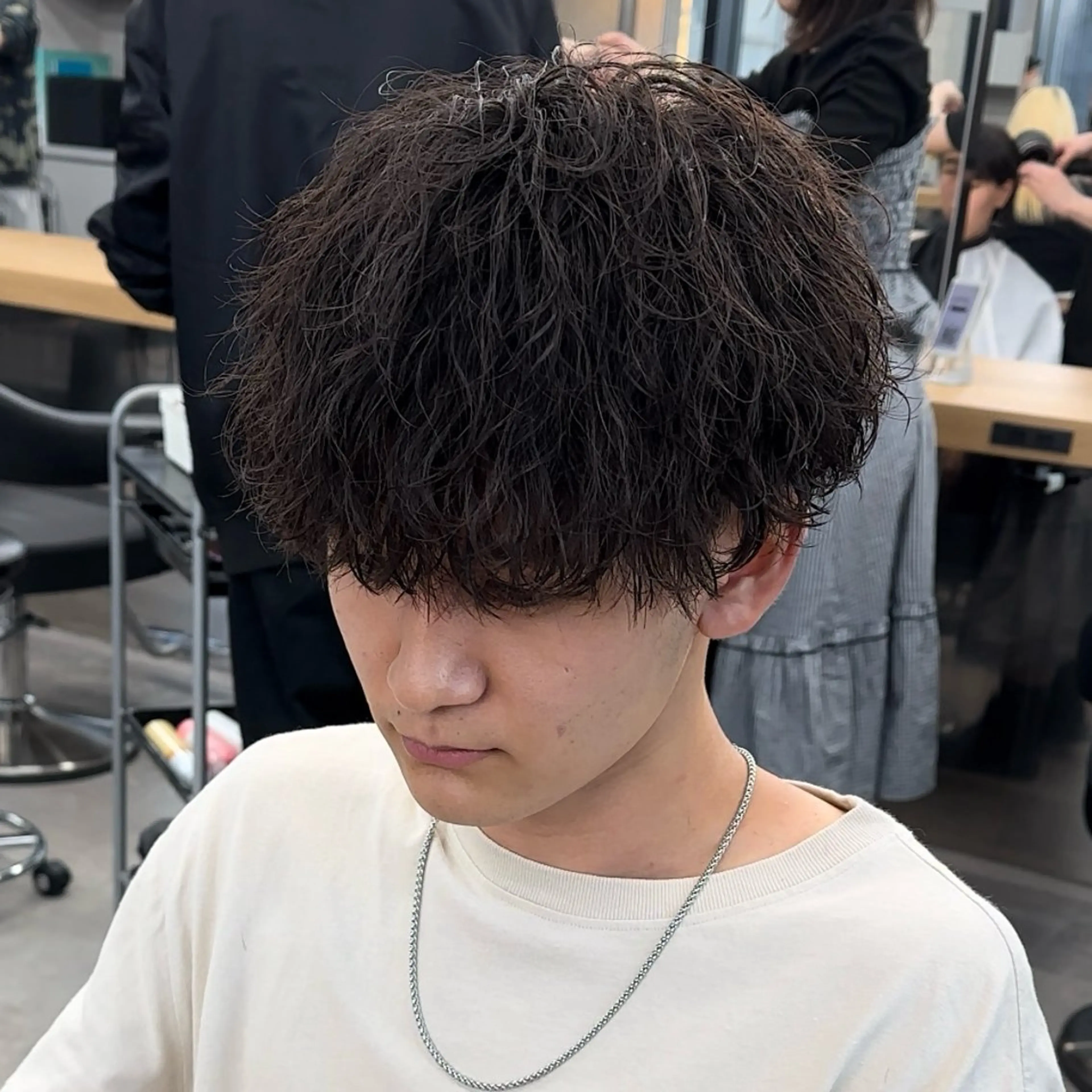 ショート パーマ メンズ センターパート メンズハイライト マッシュ メンズパーマ スペインカール ✂️メンズカット ひろき✂️のヘアスタイル