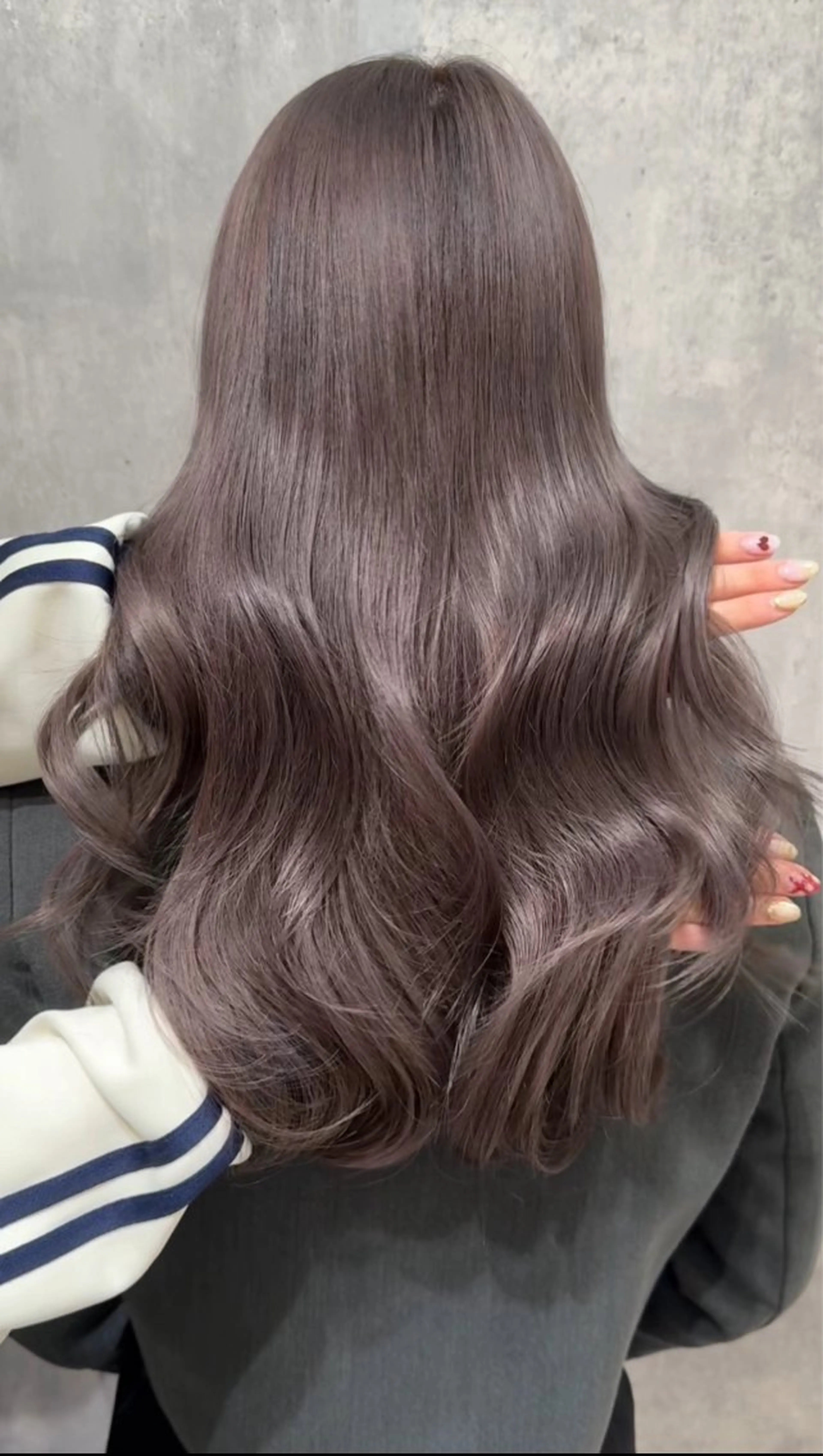 ロング カラー ブリーチ ブリーチなしカラー くびれヘア 顔まわりレイヤー 顔周りカット ヘアカラー トリートメント 髪質改善カラー× 美髪ストレート前出のヘアスタイル