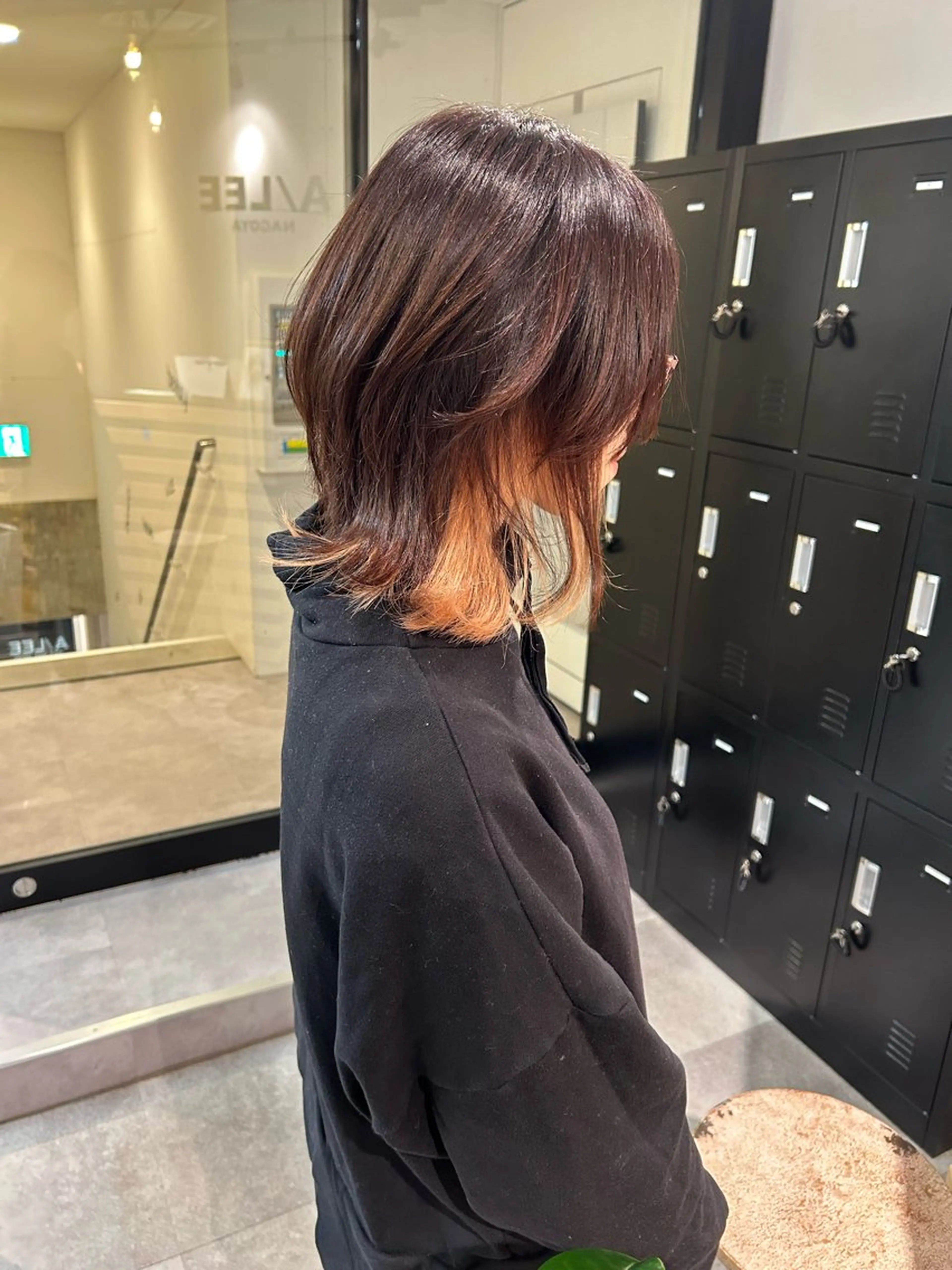 ミディアム カラー ベージュカラー ブリーチ オレンジ オレンジベージュ ヘアカラー トリートメント ウルフカット レイヤーカット上柿のヘアスタイル