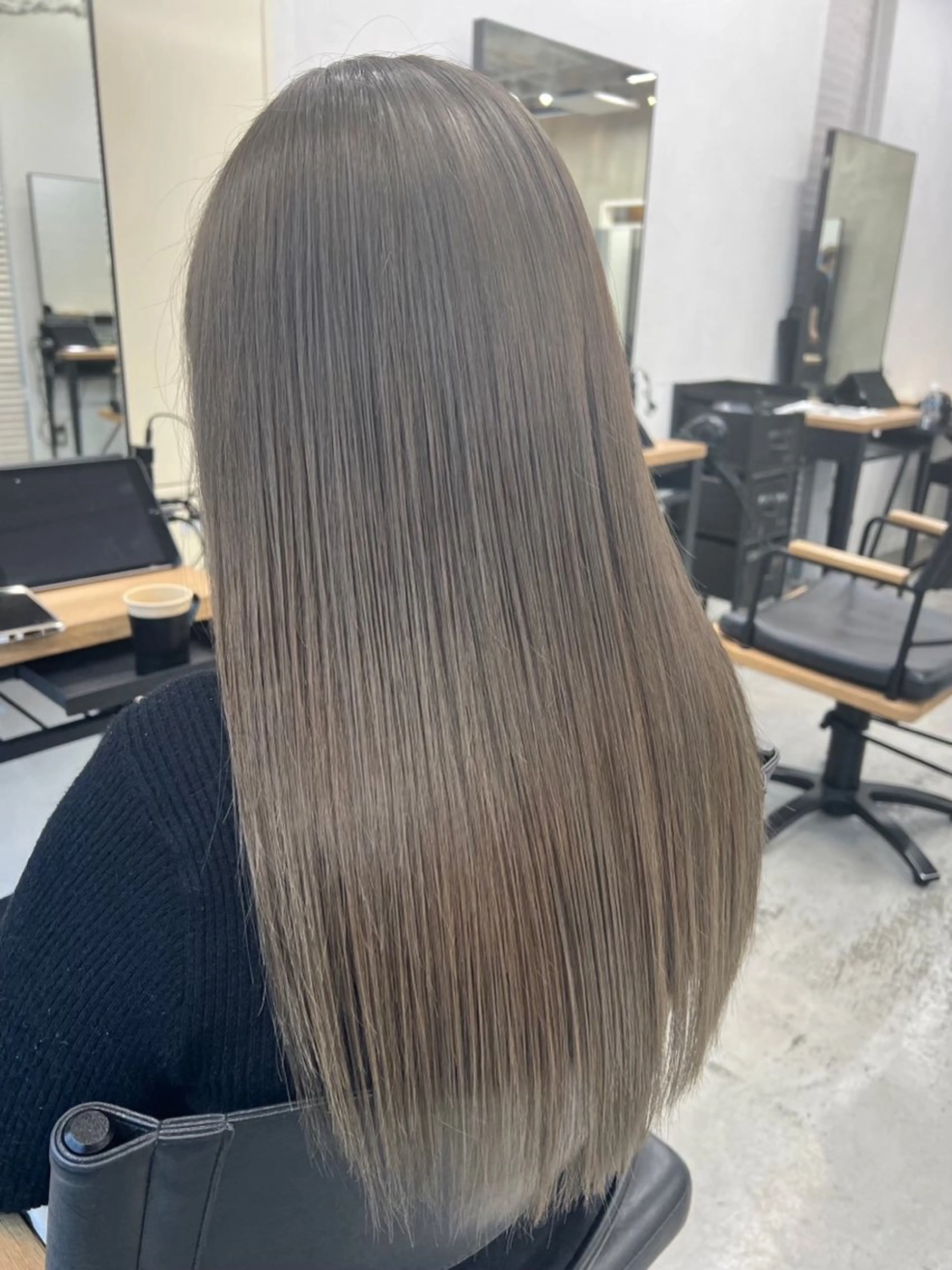 ロング カラー 透明感カラー トリートメント 坂齋大地／レイヤー/ ミルクティーのヘアスタイル