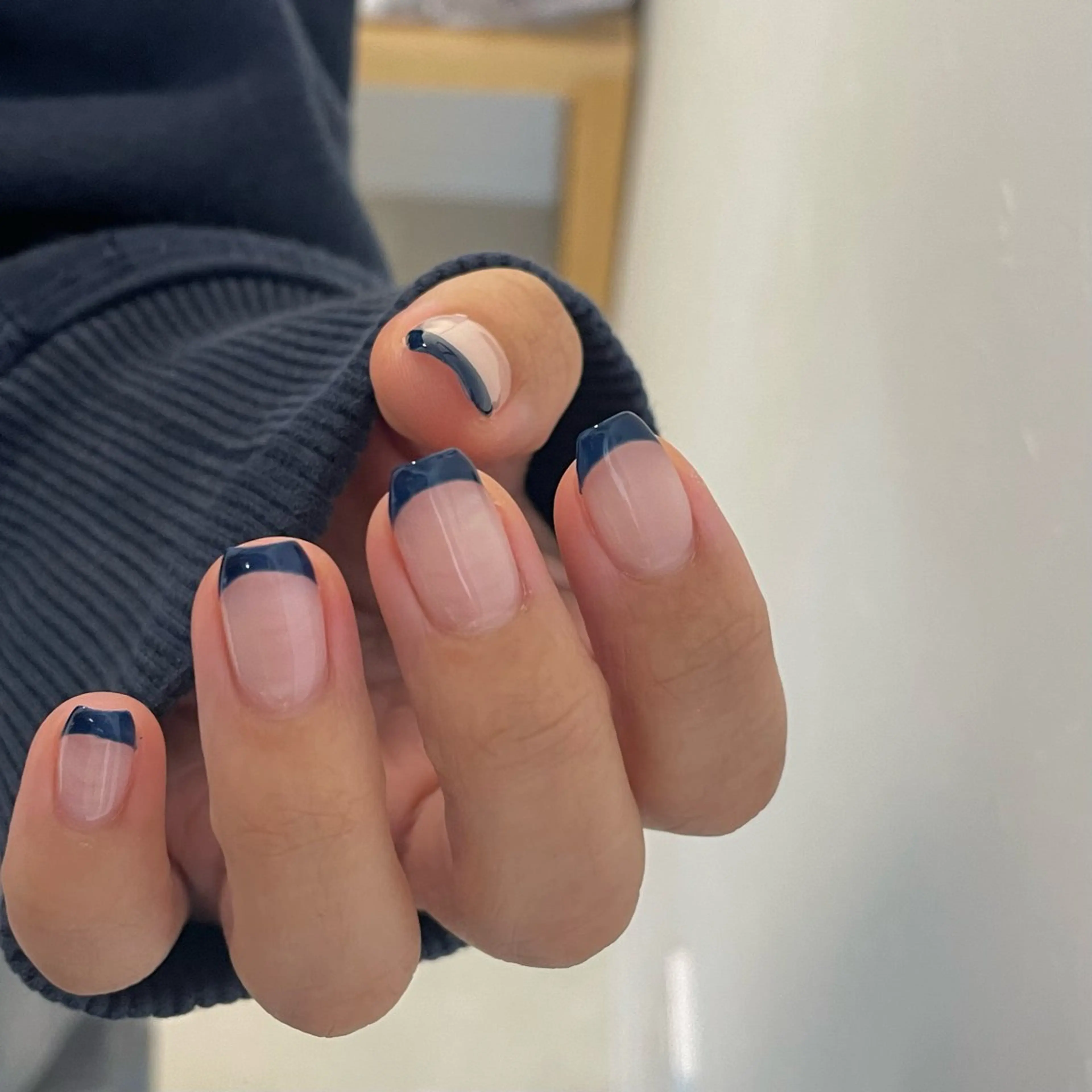 ネイル フレンチネイル ネイビー ハンドネイル emu nail shionのネイルデザイン