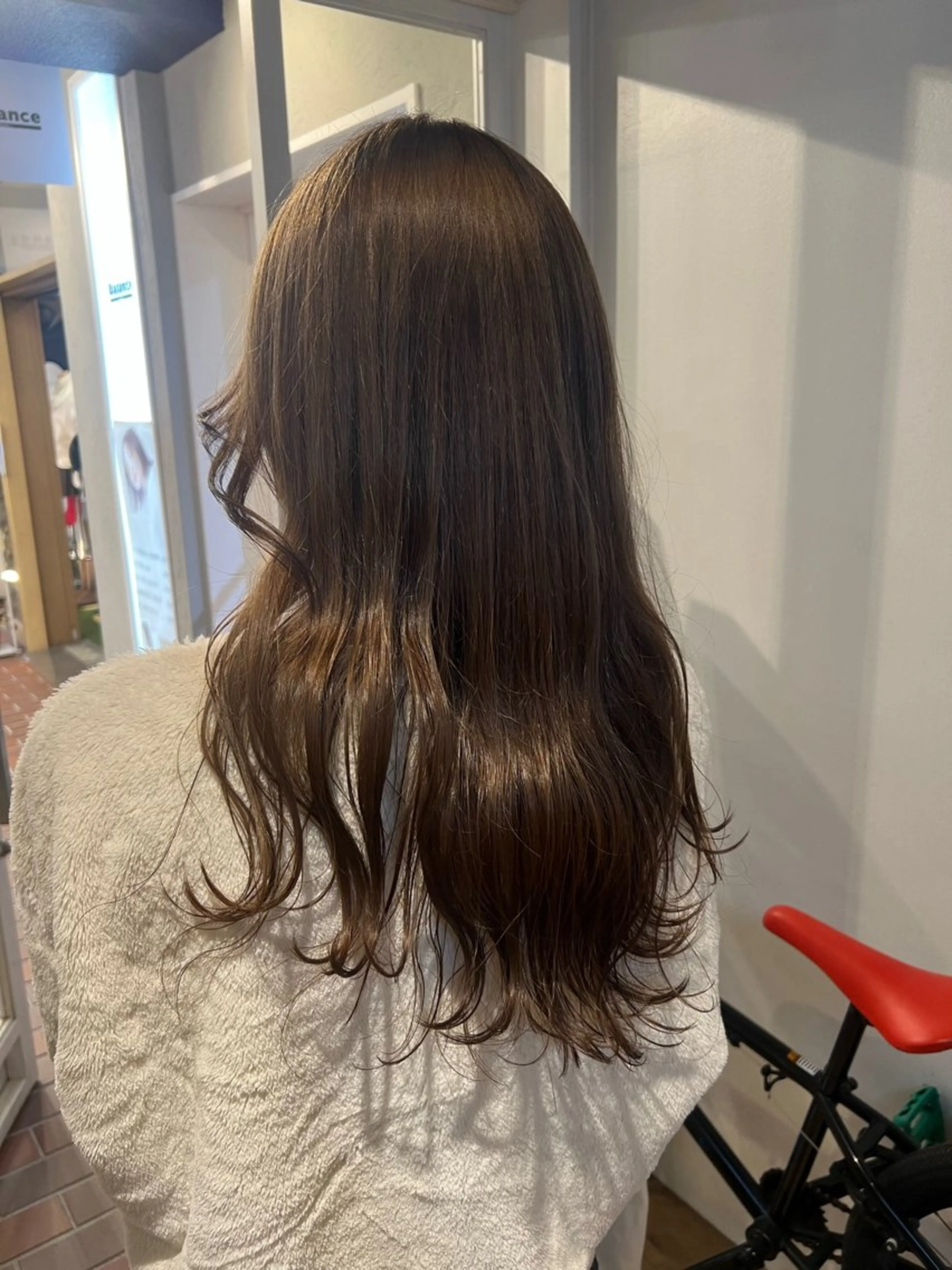 ロング カラー ベージュカラー オリーブベージュ ヘアカラー 與座 小遥のヘアスタイル