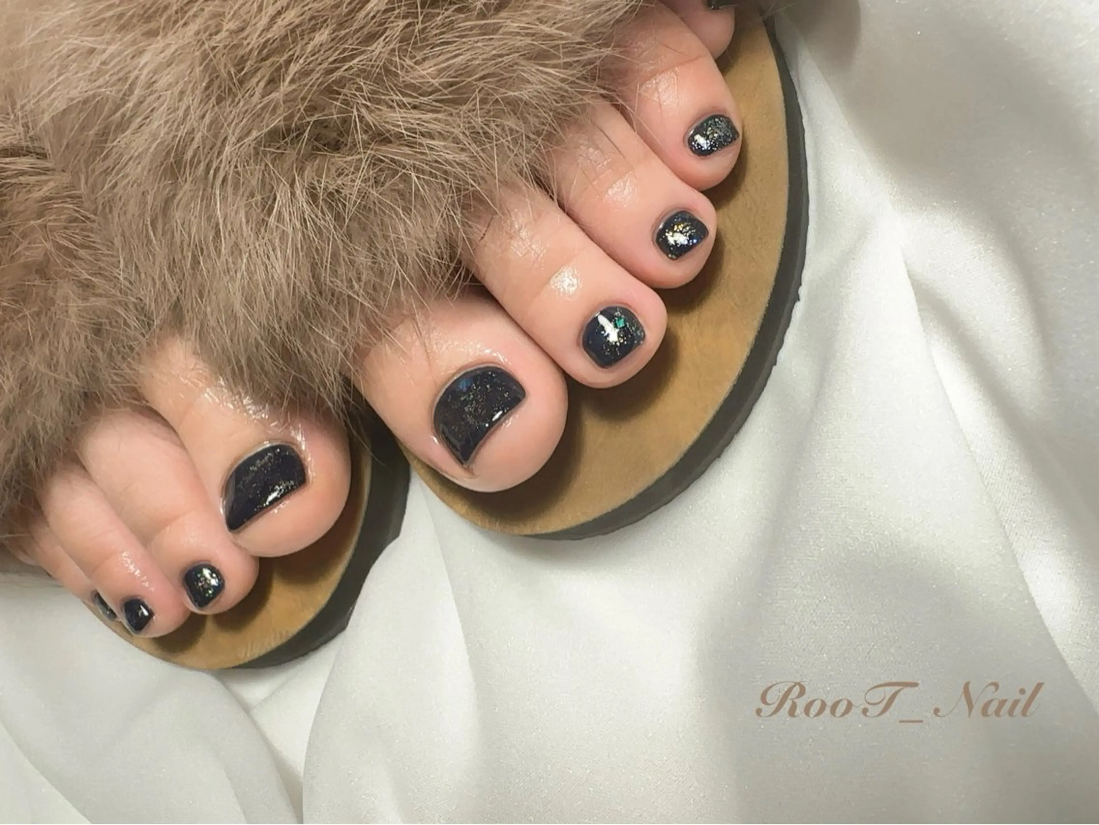ネイル オーロラネイル ネイビー フットネイル RooT Nailのネイルデザイン