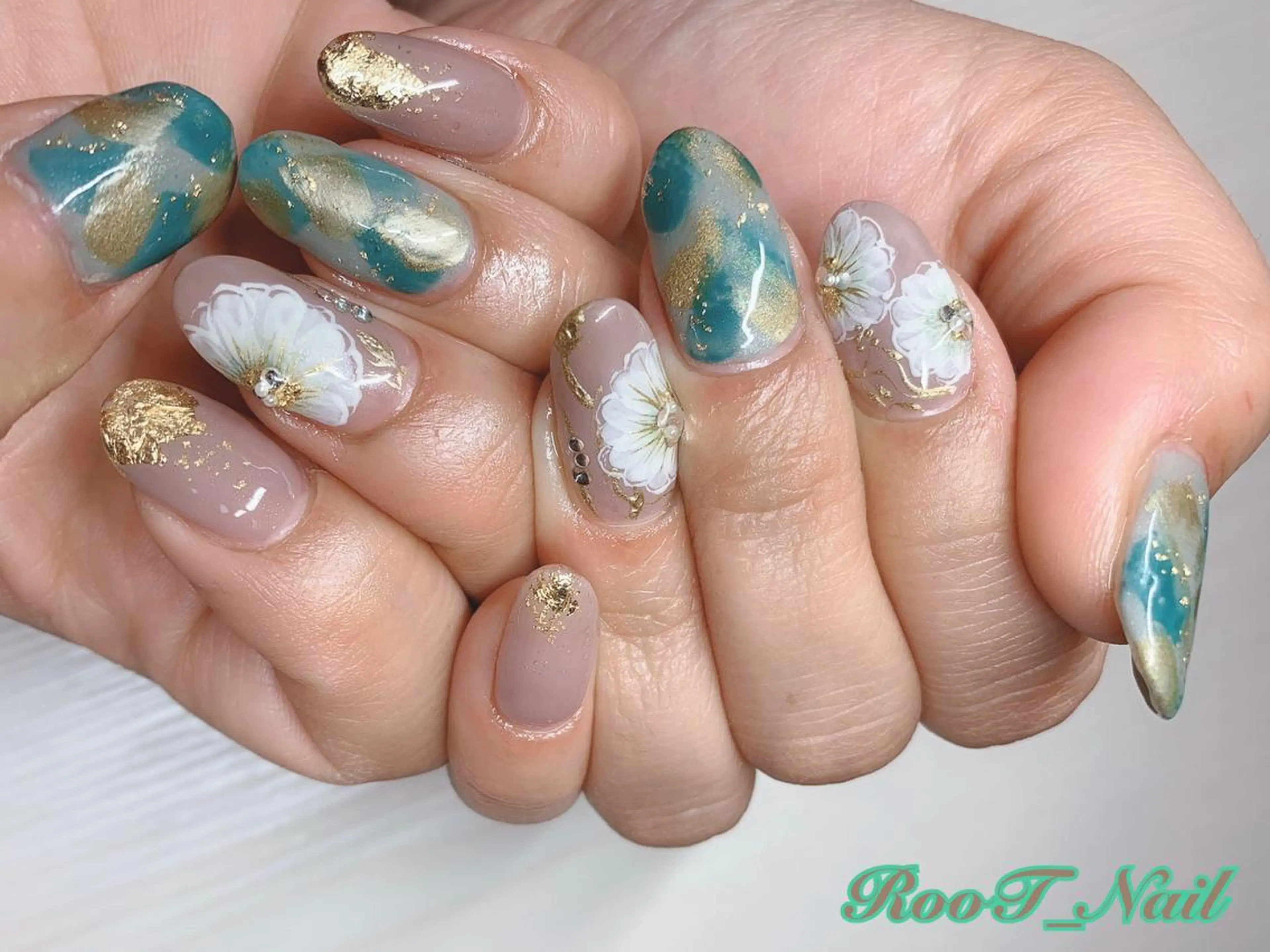 ネイル アートネイル フラワーネイル ストーンネイル RooT Nailのネイルデザイン