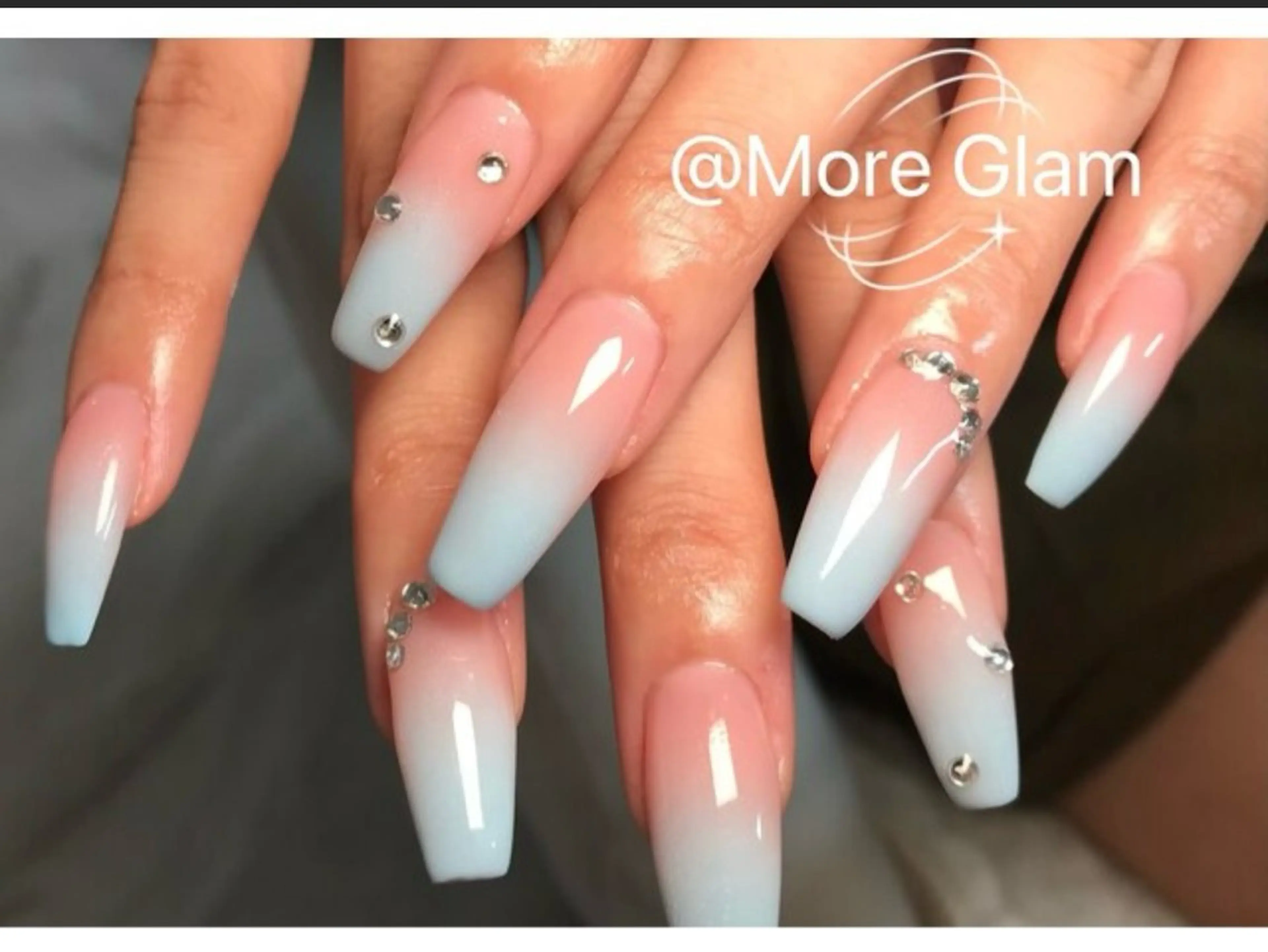 ネイル オーロラネイル カジュアル 長さ出し フレンチネイル ジェルネイル ハンドネイル Flora 🌟のネイルデザイン