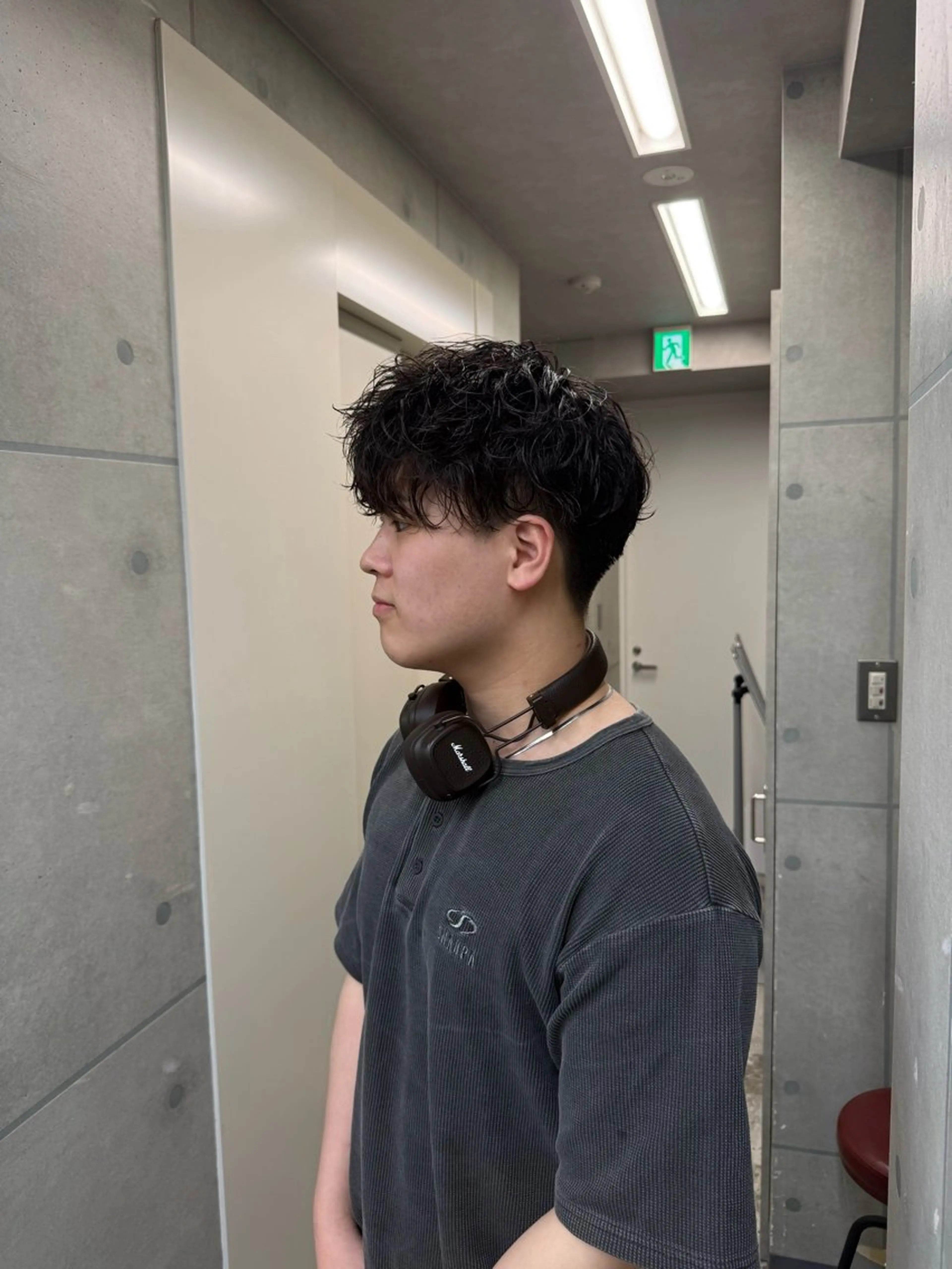 ミディアム パーマ メンズ ミディアムパーマ メンズブリーチ フェードカット フェザーパーマ メンズハイライト 【メンズ・カット】 藪 清正のヘアスタイル