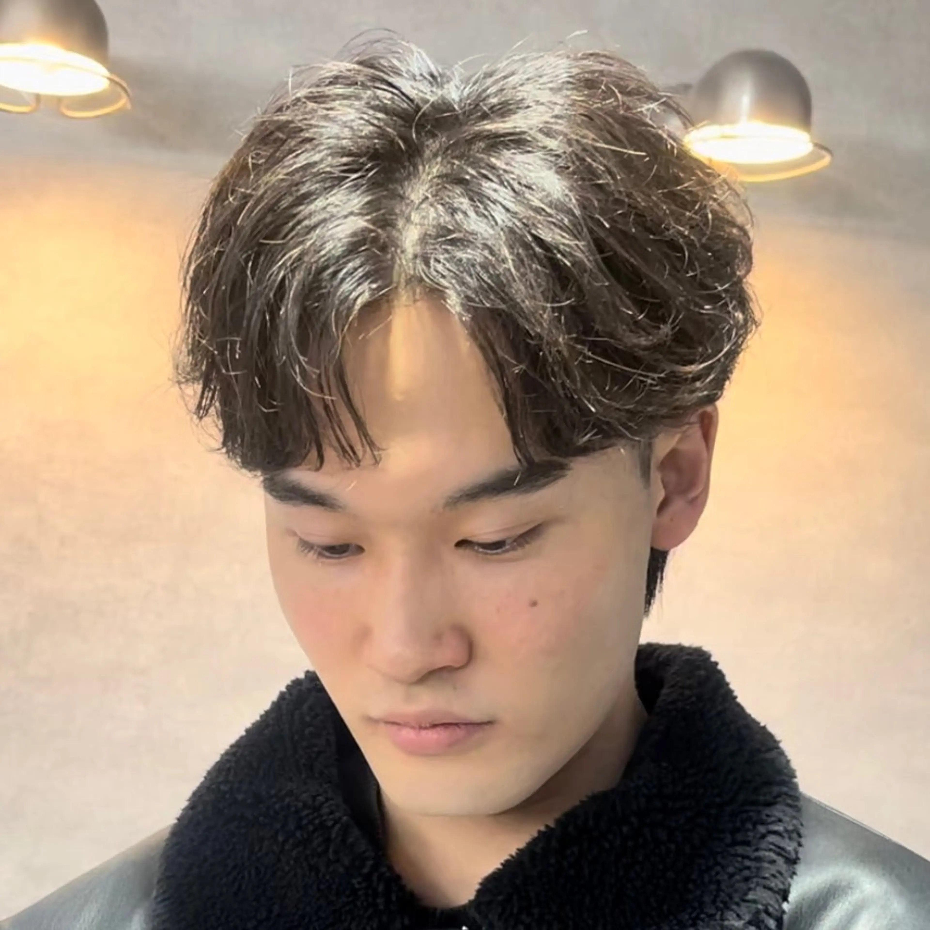 ショート カラー パーマ メンズ フェザーパーマ メンズパーマ カット パーマ センターパート マスターかずまのヘアスタイル