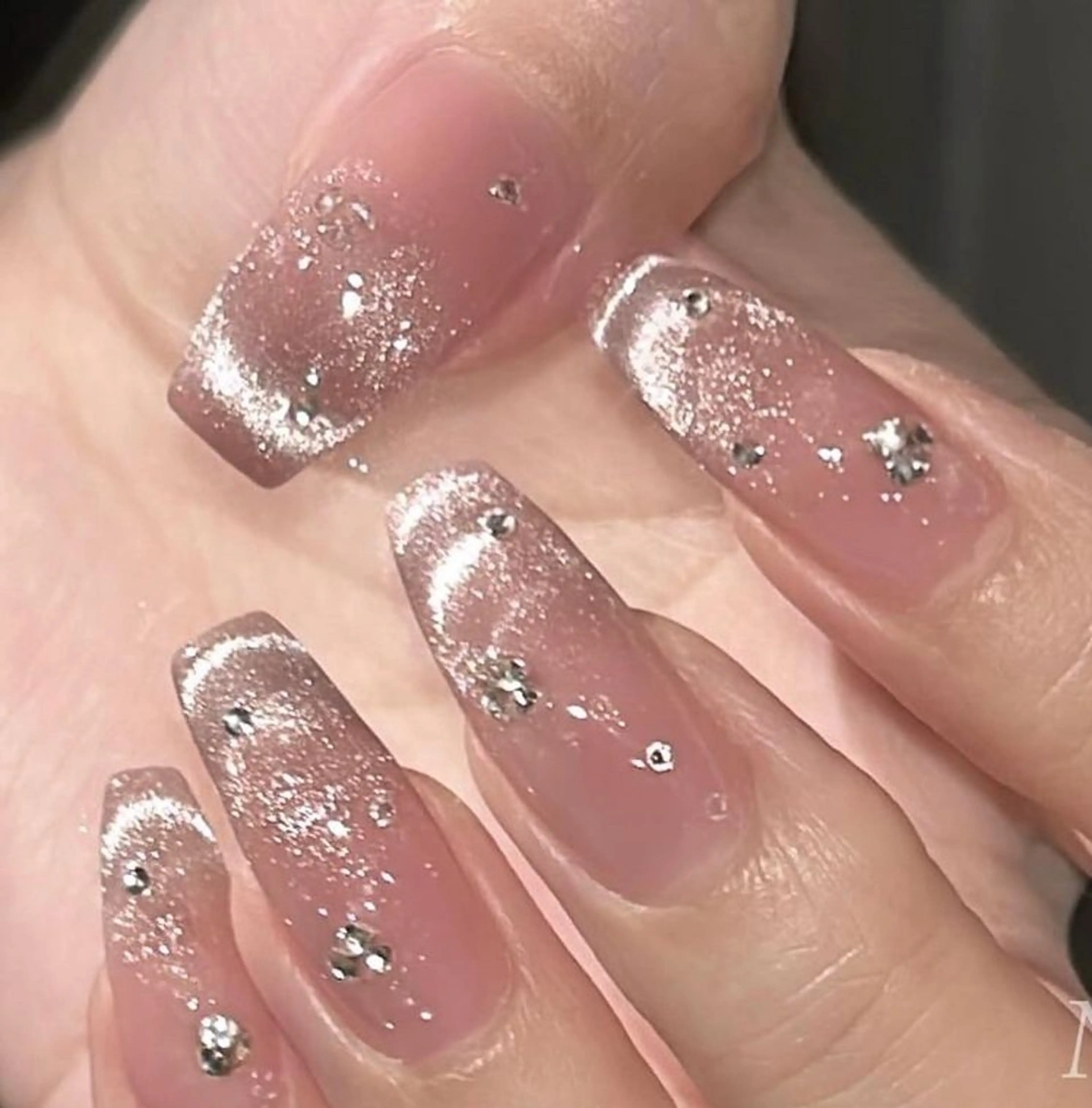 フレンチマグネットネイル(シルバーストーンあり)の写真