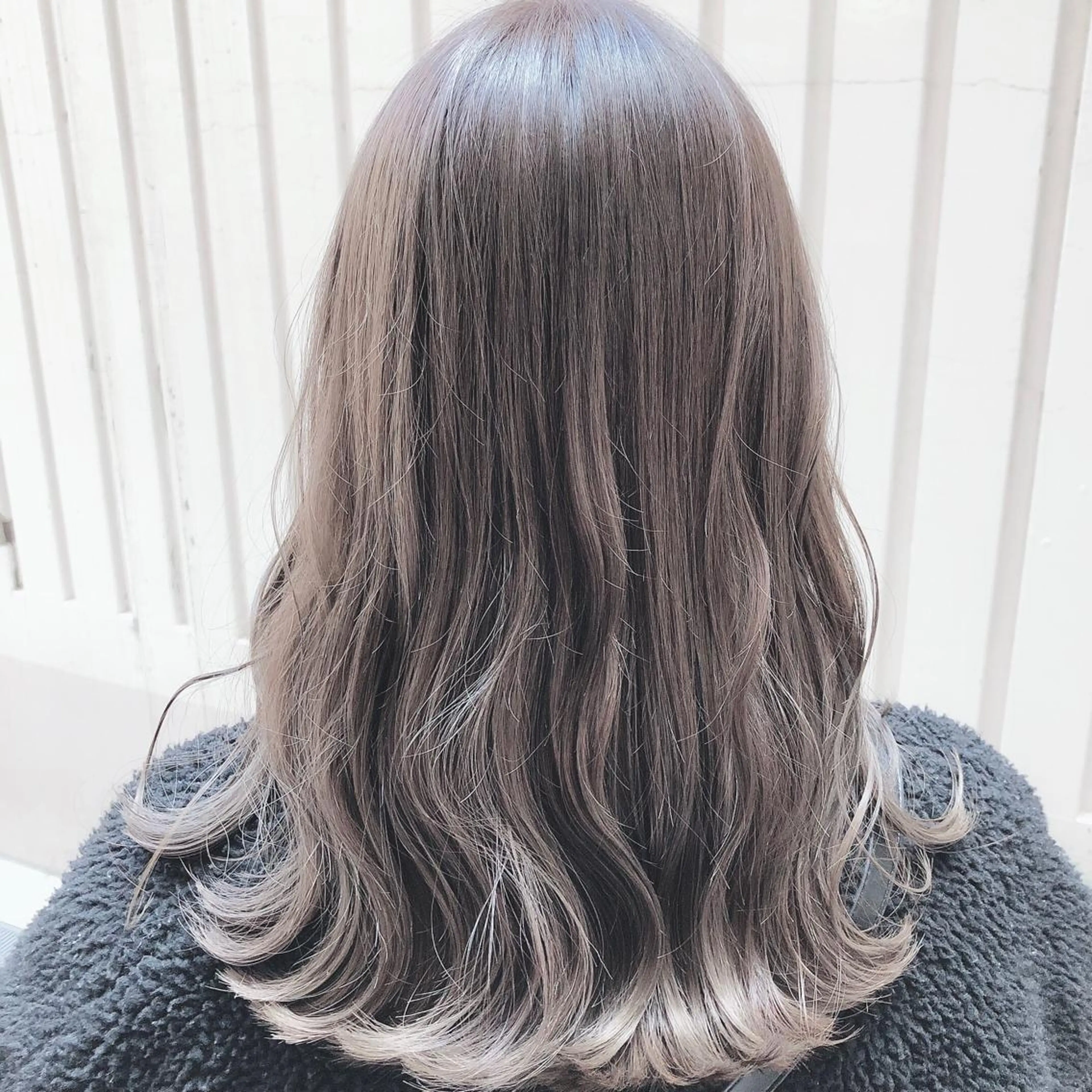 セミロング カラー アディクシーカラー ベージュカラー イルミナカラー ミルクティーベージュ カット ヘアカラー antica YOSHIのヘアスタイル