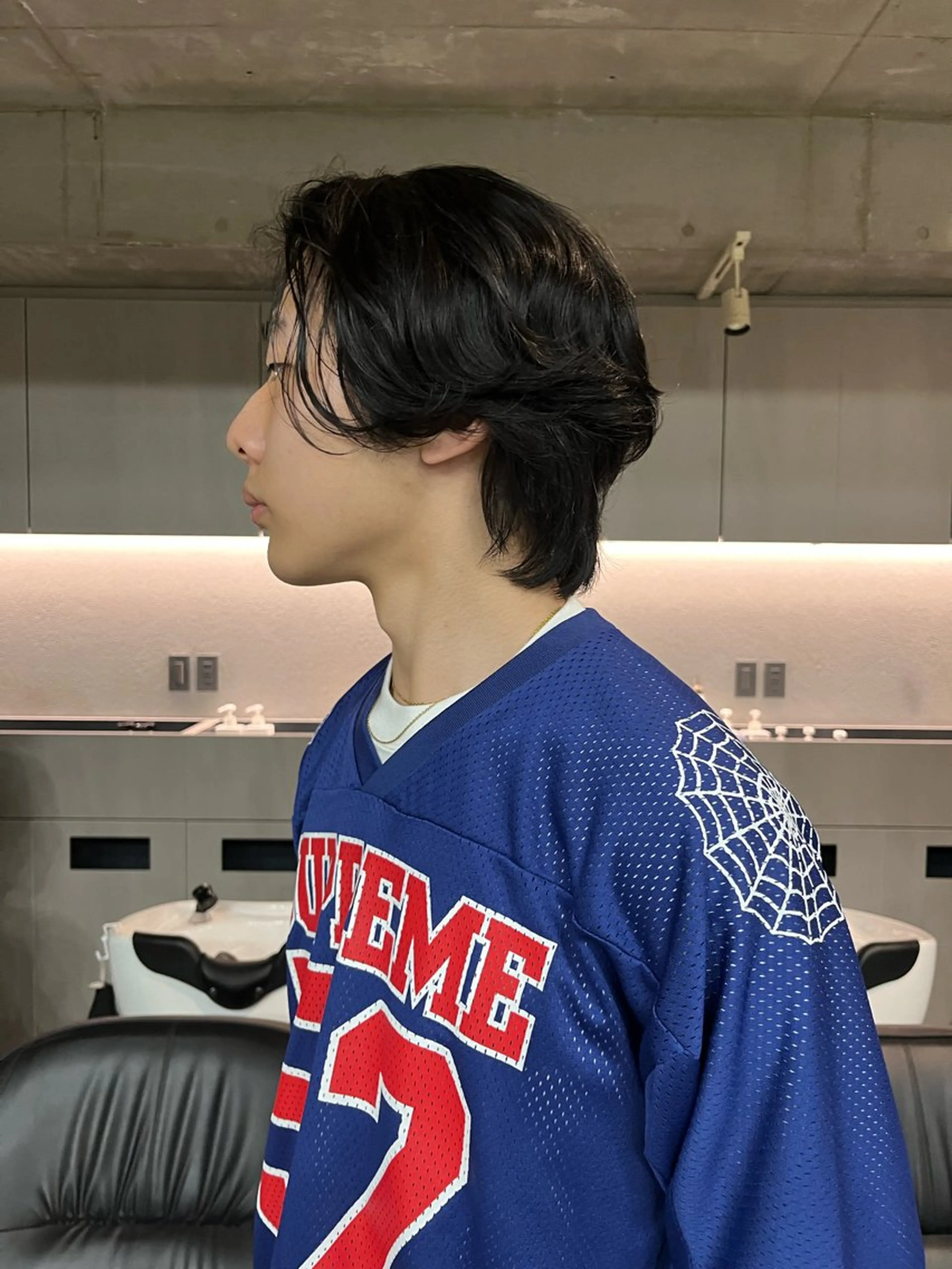 ミディアム メンズ 曲がる縮毛矯正 センターパートのヘアスタイル