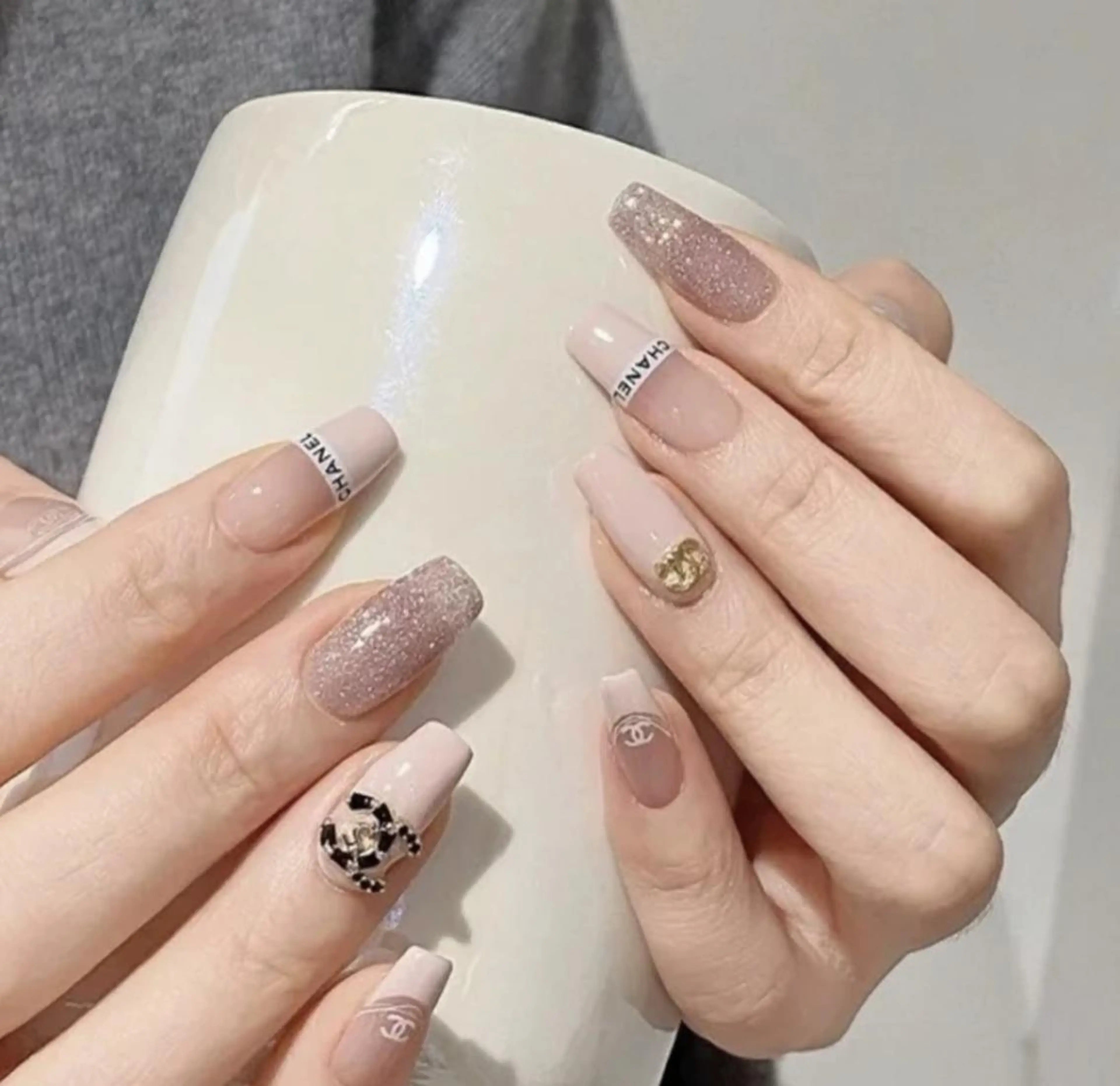 ネイル アートネイル 長さ出し ネイルチップ Queens ciciのネイルデザイン