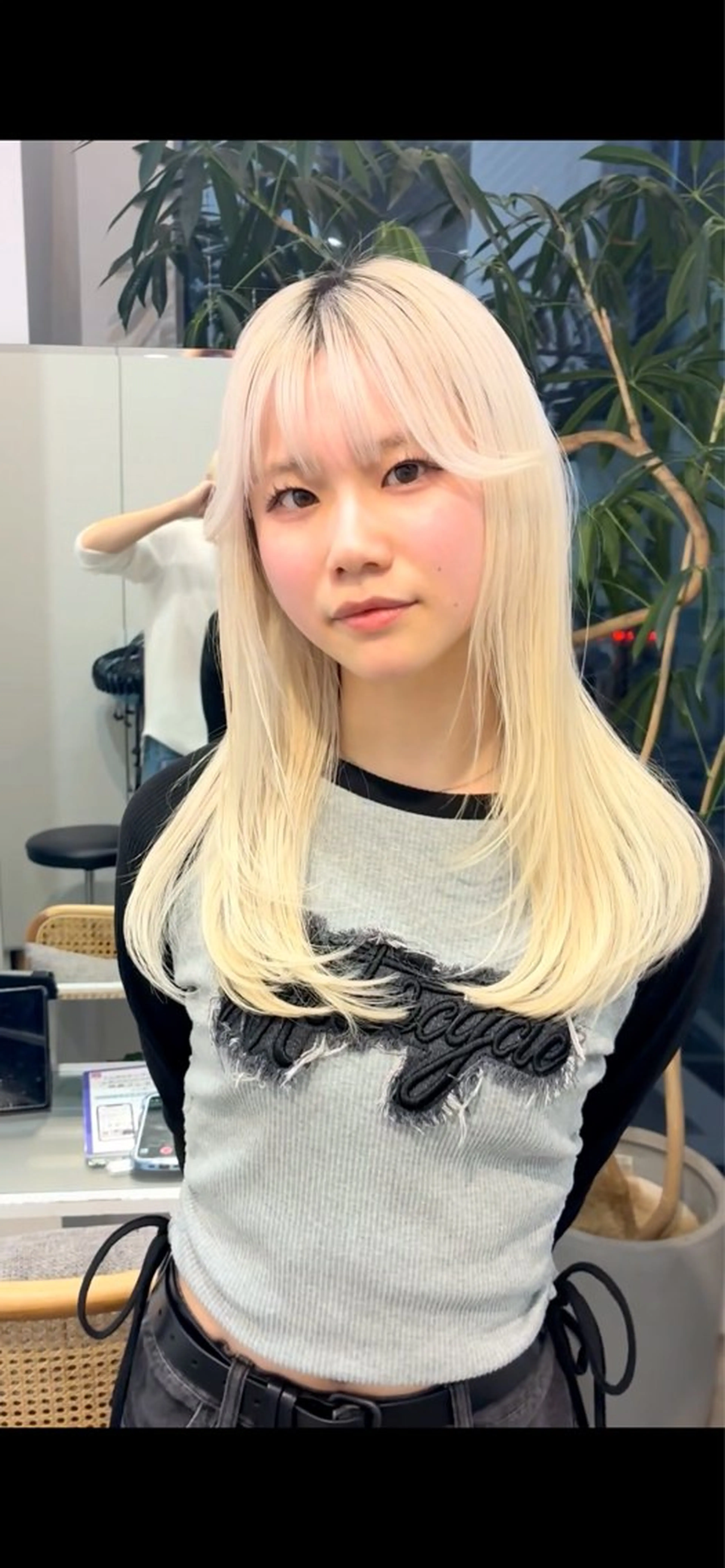 セミロング カラー ブリーチ 顔まわりレイヤー 顔周りカット レイヤーカット 透明感カラー/オリー ブカラー/畠山大のヘアスタイル