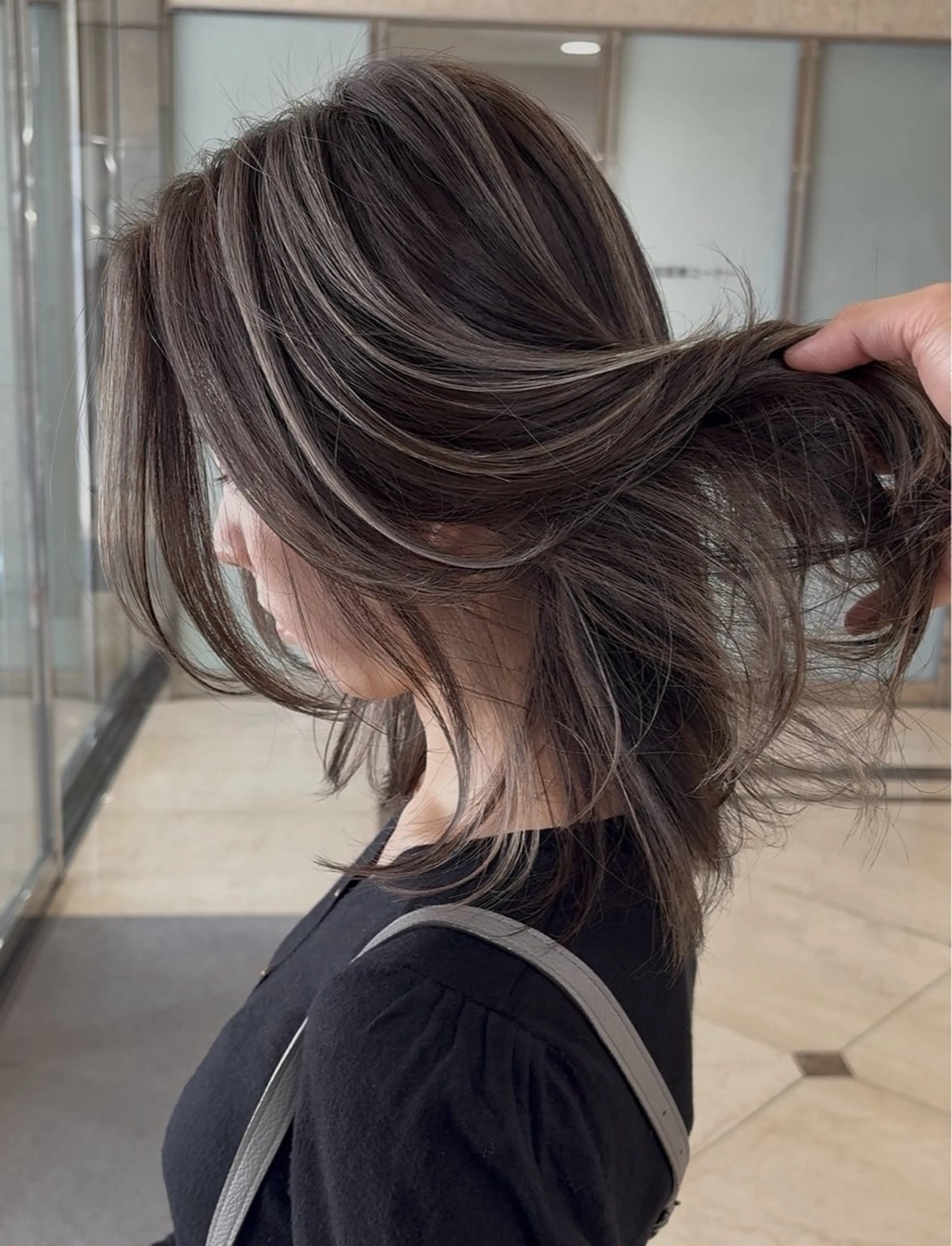 ミディアム カラー ヘアカラー ハイライト、レイヤー カット/西梅田/中西のヘアスタイル