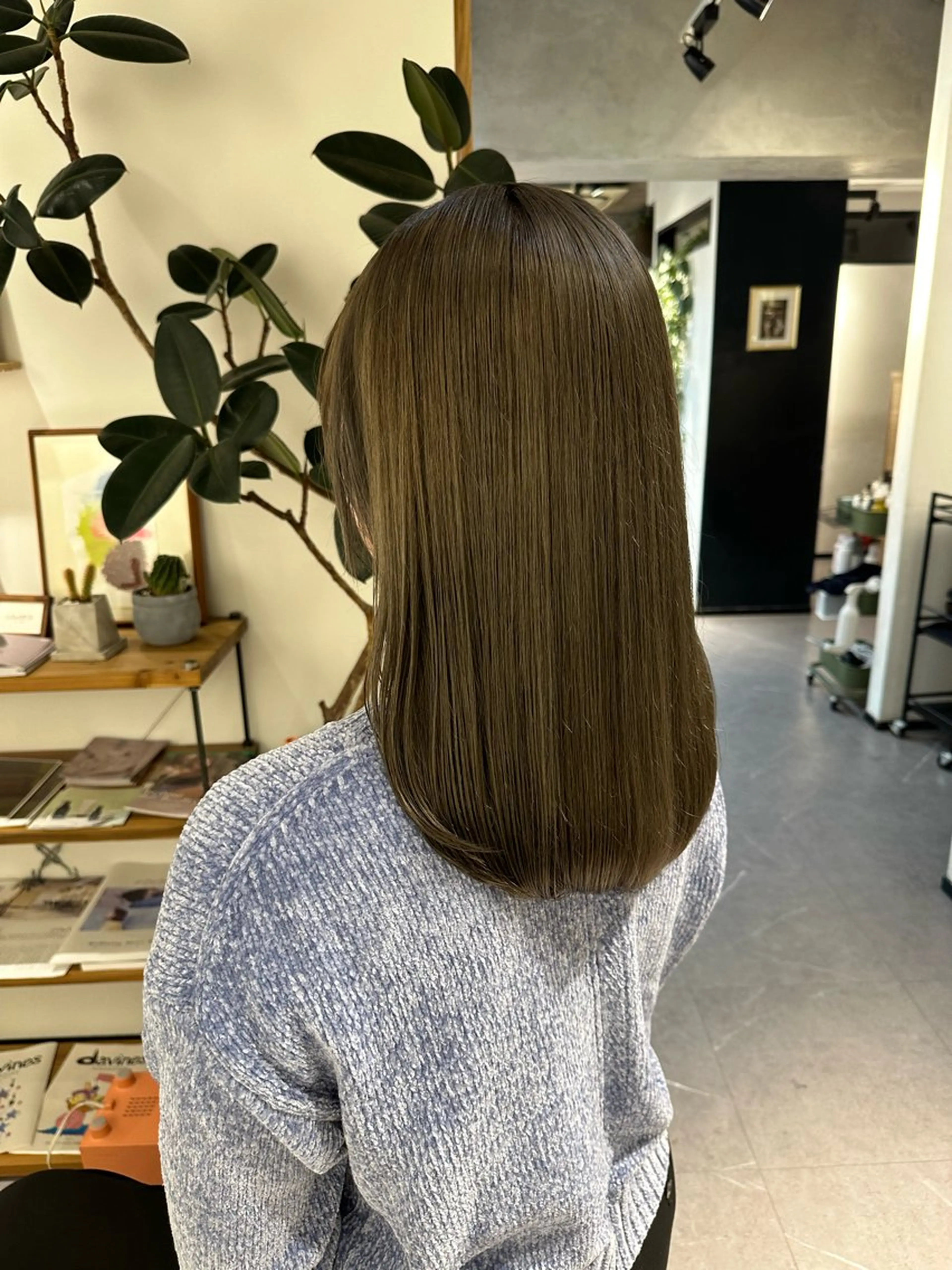 セミロング カラー カット 縮毛矯正 トリートメント 似合わせカット🫧 吉見衣生のヘアスタイル