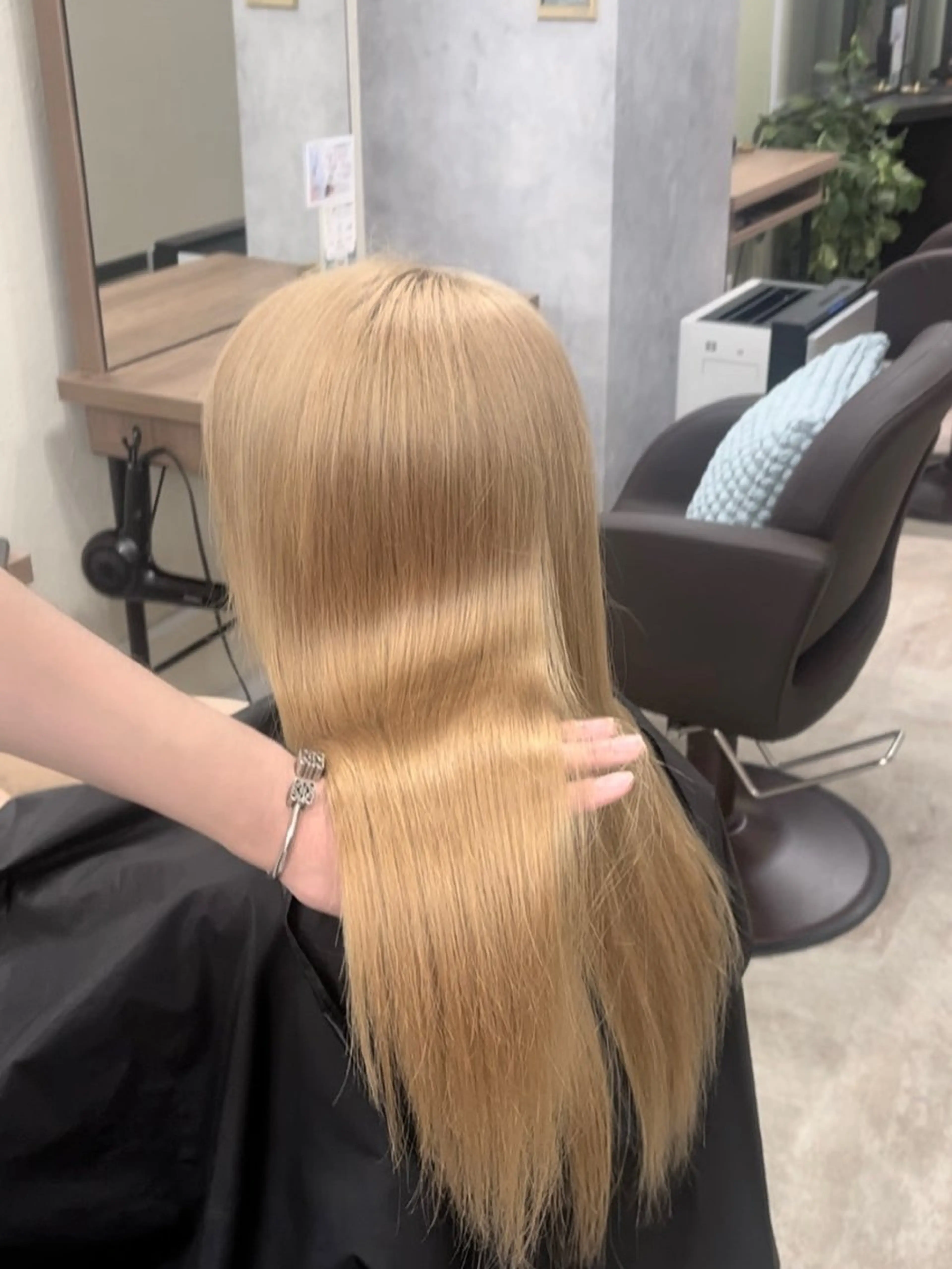 カラー ベージュカラー ハイトーンカラー ミルクティーベージュ ヒビキ/モテ×愛され /ブリーチ特化のヘアスタイル