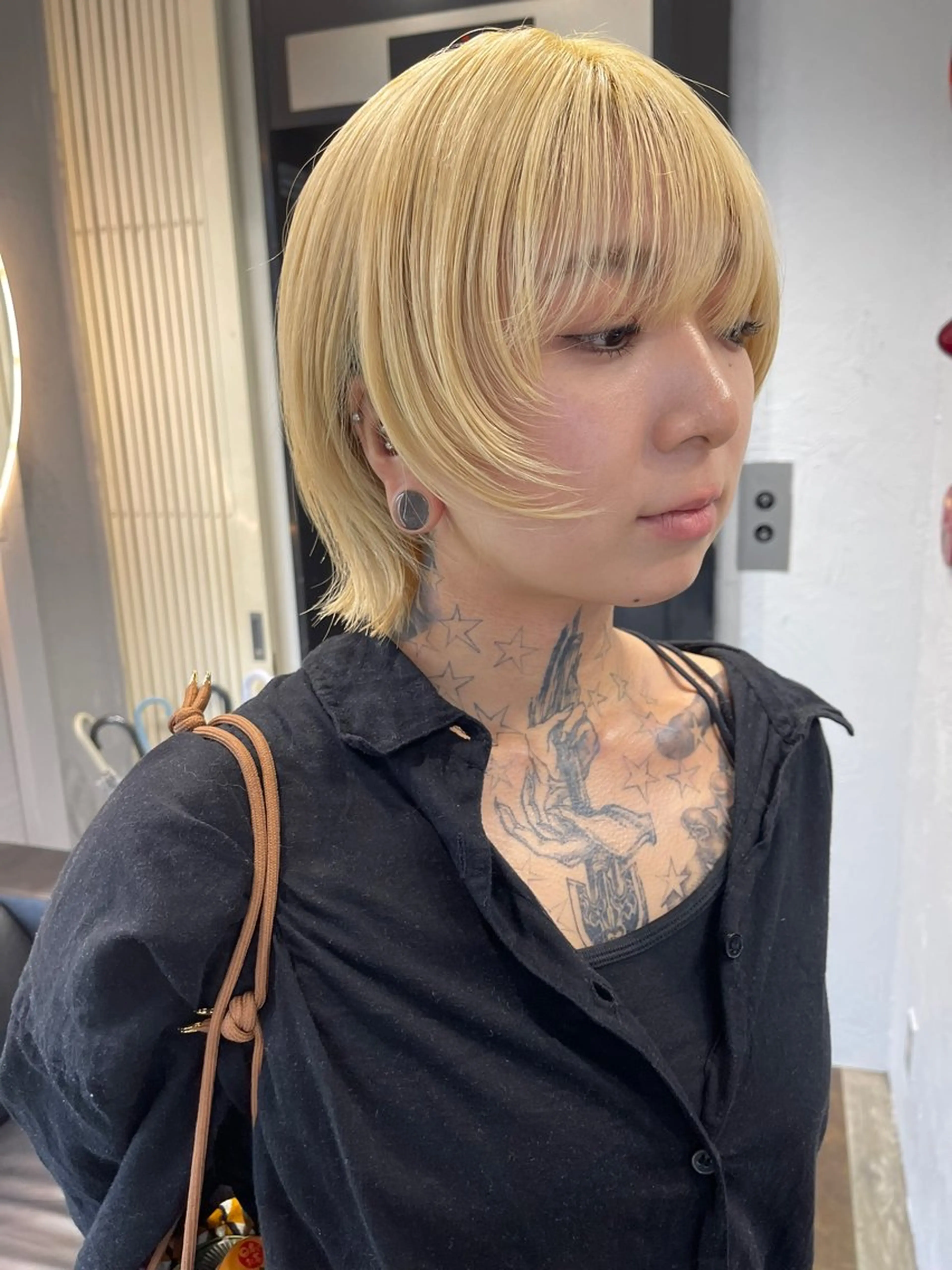 ショート カラー ブリーチ ケアブリーチ デザインカラー ダブルカラー イヤリングカラー TATSUブリーチ/ ミルクティーベージュのヘアスタイル