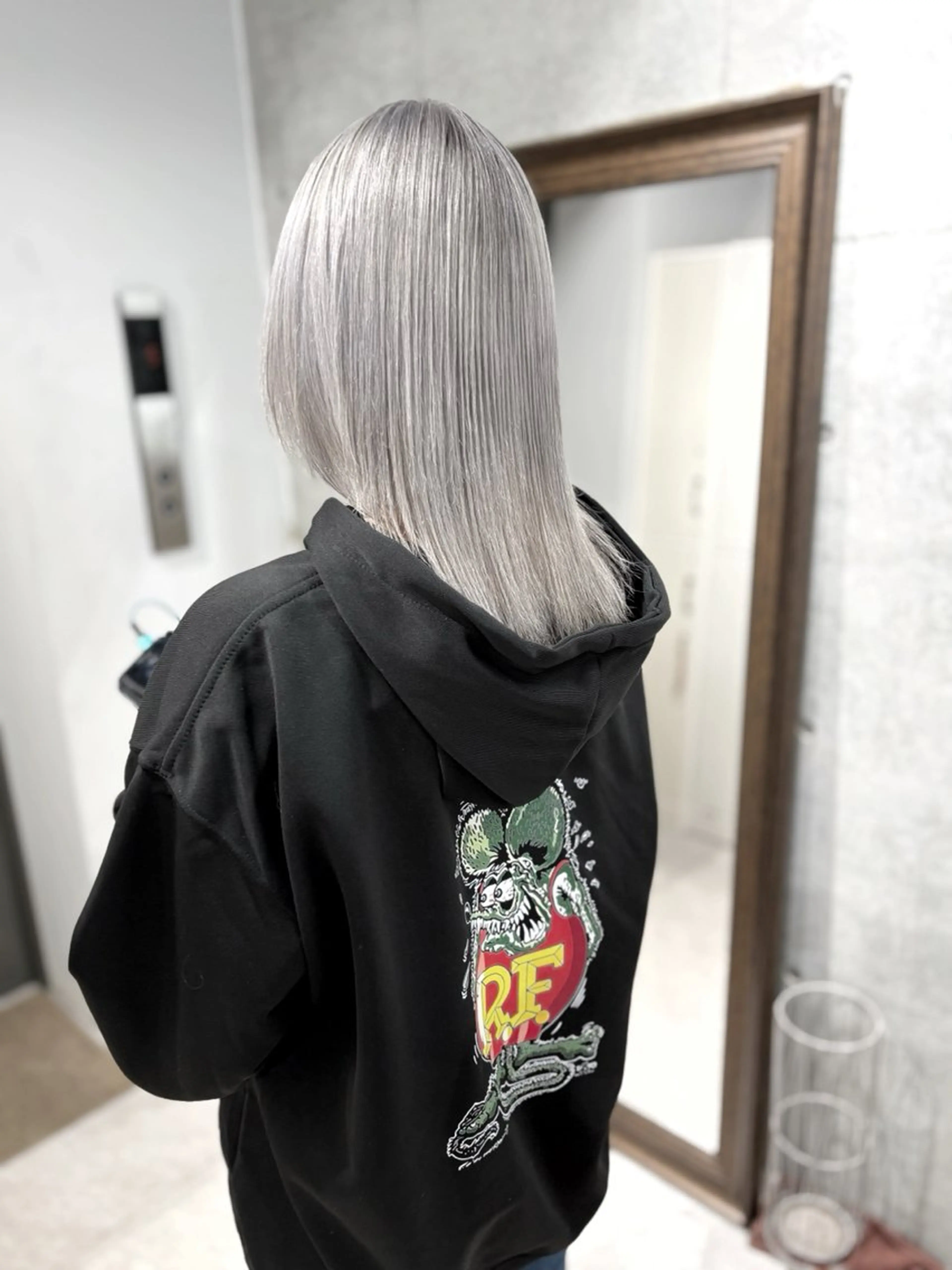 セミロング カラー セミロングパーマ ブリーチ ハイトーンカラー シルバー 縮毛矯正 ヘアカラー トリートメント ボブ/ハイトーン 福生Radix 下田のヘアスタイル