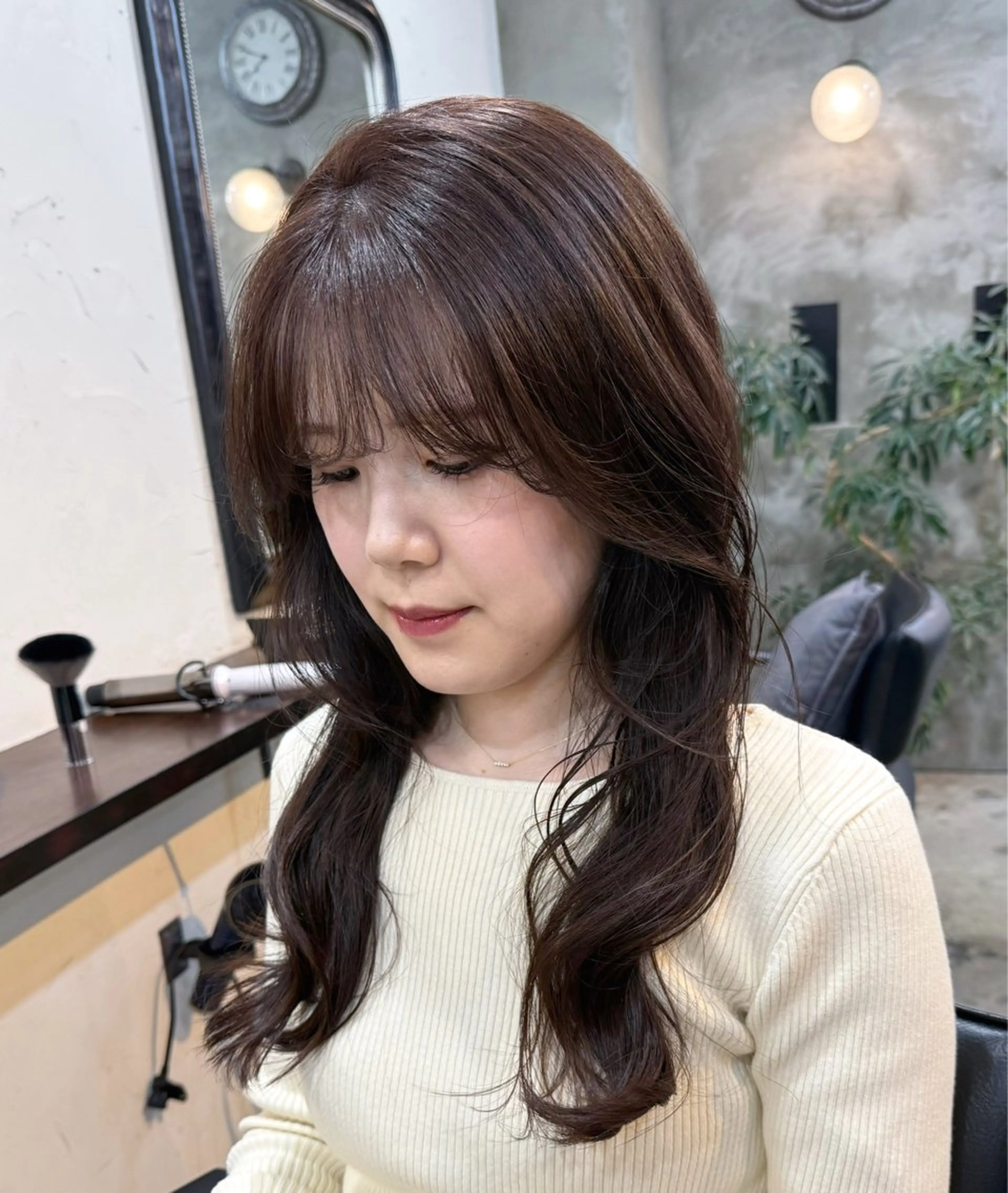 ロング カラー ベージュカラー ショコラベージュ 透明感カラー ヘアカラー トリートメント 三條 朋香のヘアスタイル