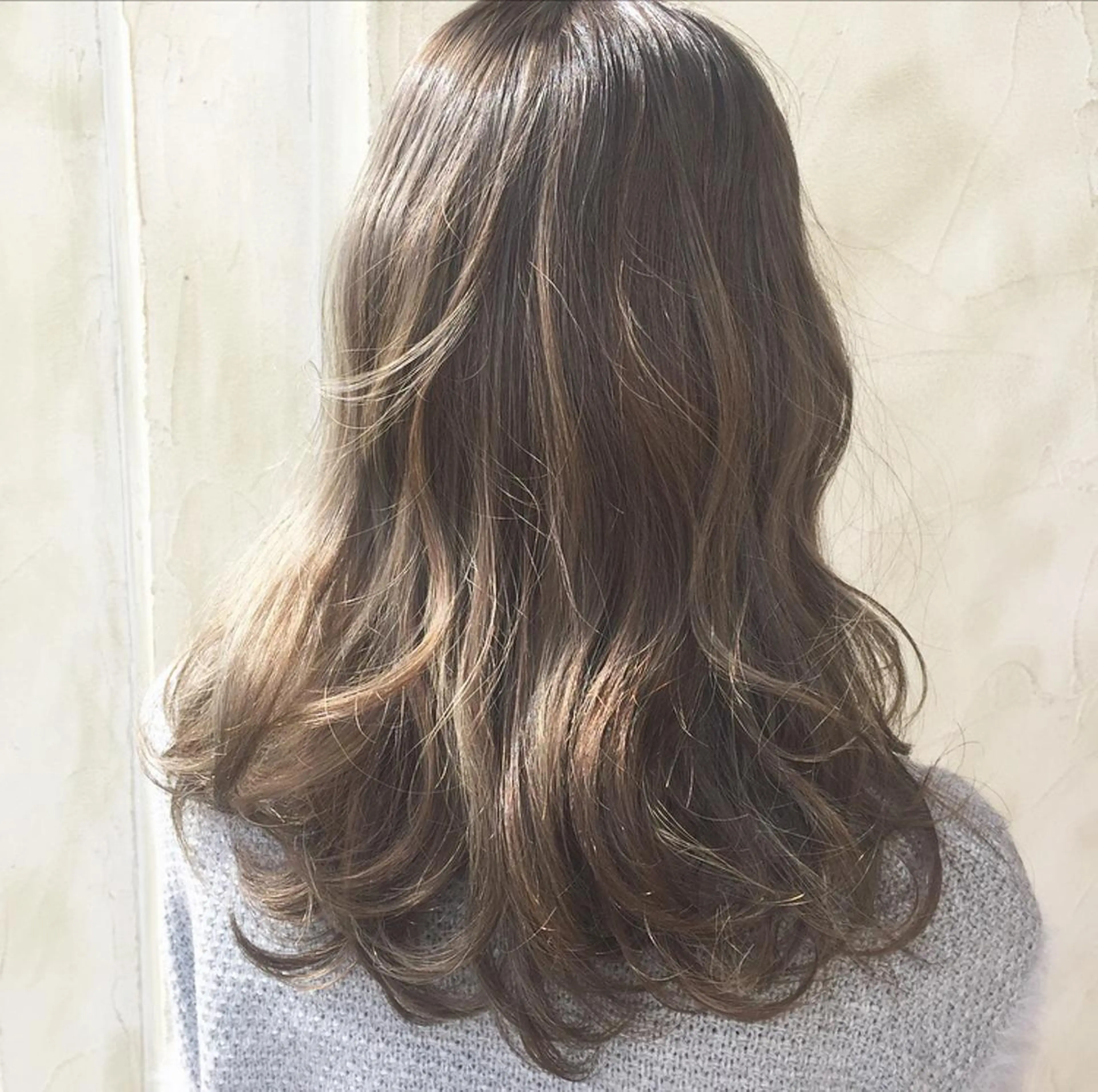 セミロング カラー グラデーションカラー ハイライトカラー ハイライト 岩田 萌那のヘアスタイル