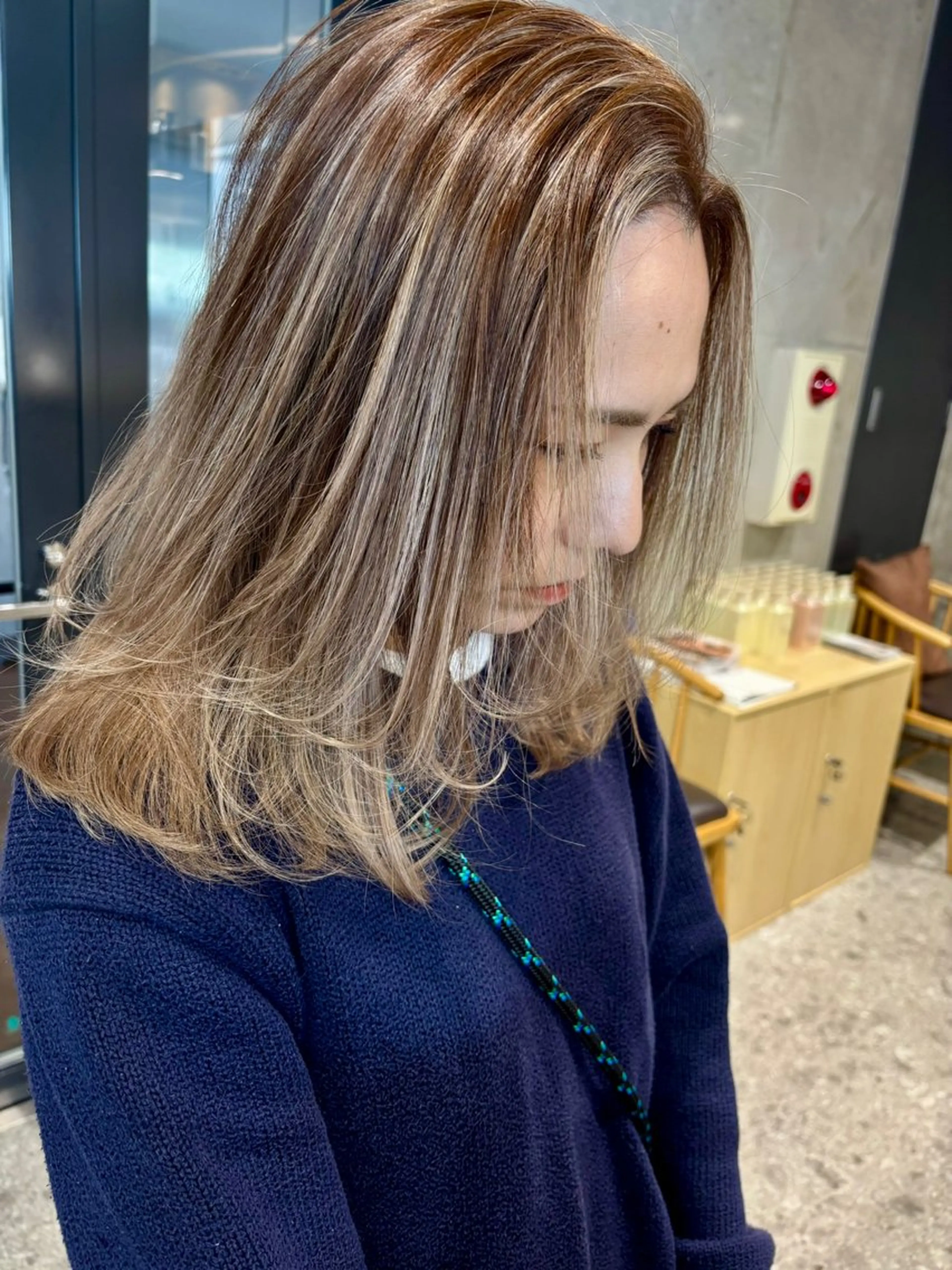 ミディアム カラー ハイライトカラー ハイライト カット ヘアカラー トリートメント ブリーチカラーレイヤ ーカット🦋annaのヘアスタイル