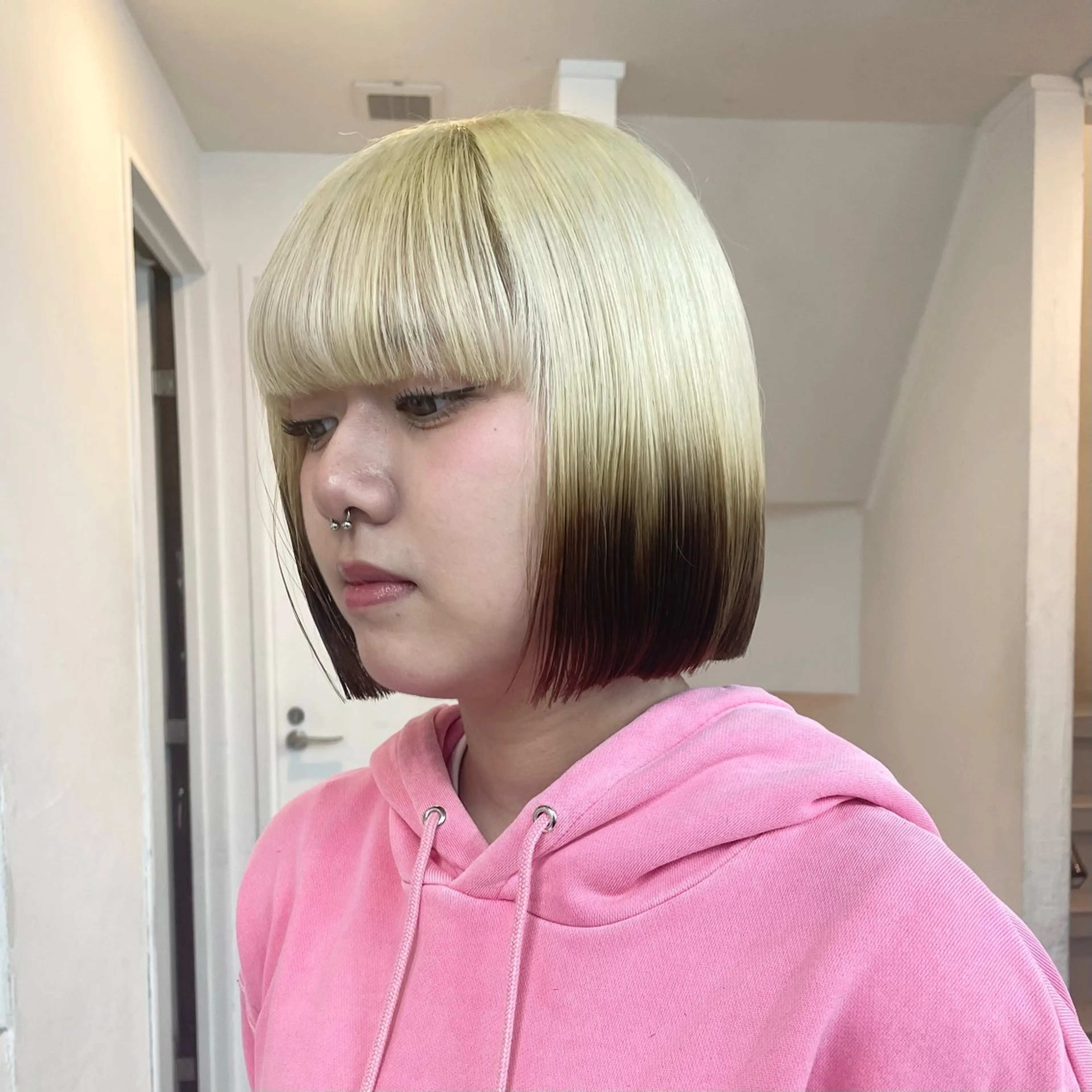ショート カラー ブロンド ホワイトブロンド ボブ カット ヘアカラー トリートメント ヘアセット ハイトーン×レイヤー ／遠藤将太のヘアスタイル