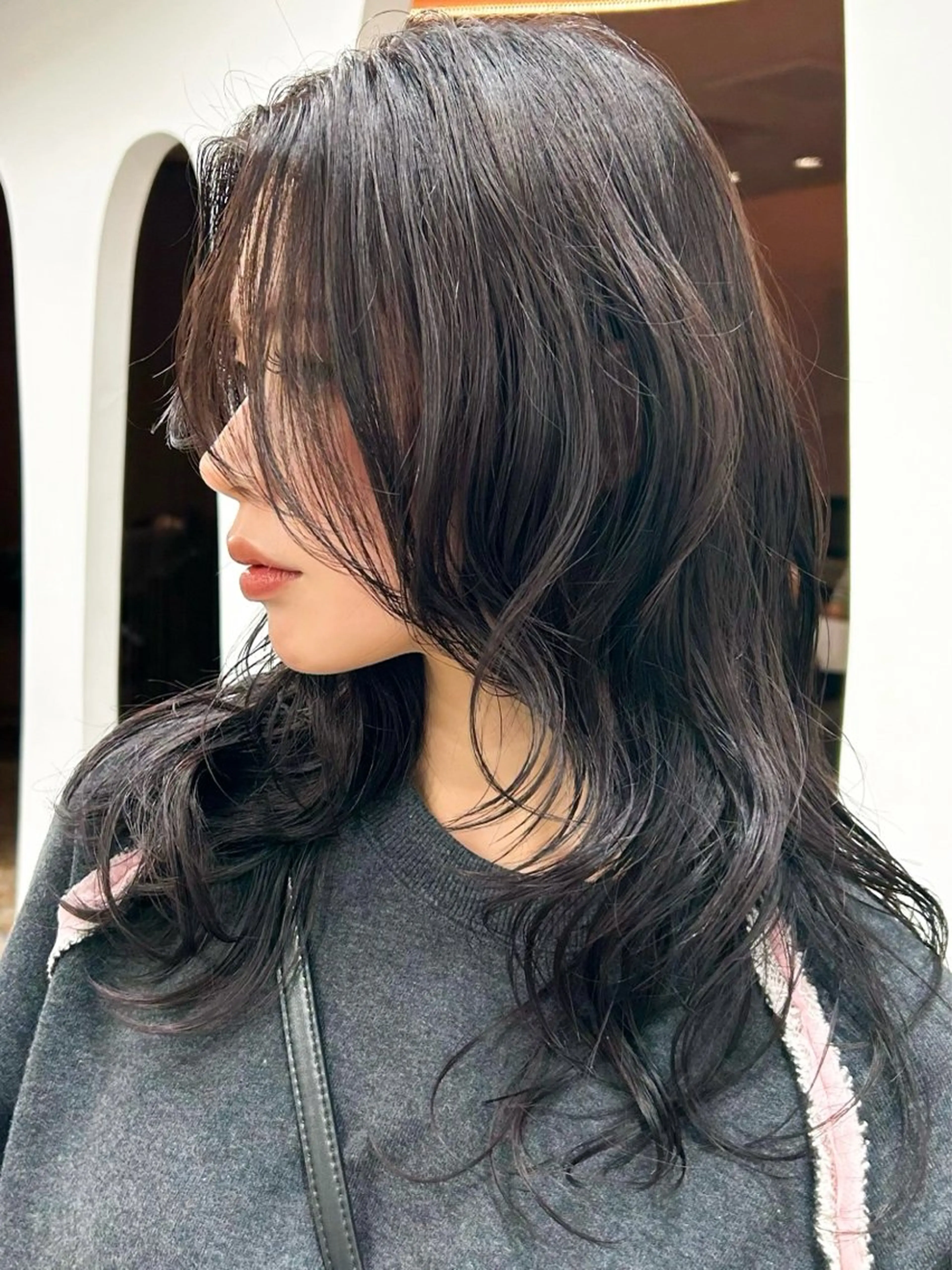 セミロング 顔まわりレイヤー 顔周りカット レイヤーカット カット ダブルカラー,透け カラーHINARIのヘアスタイル