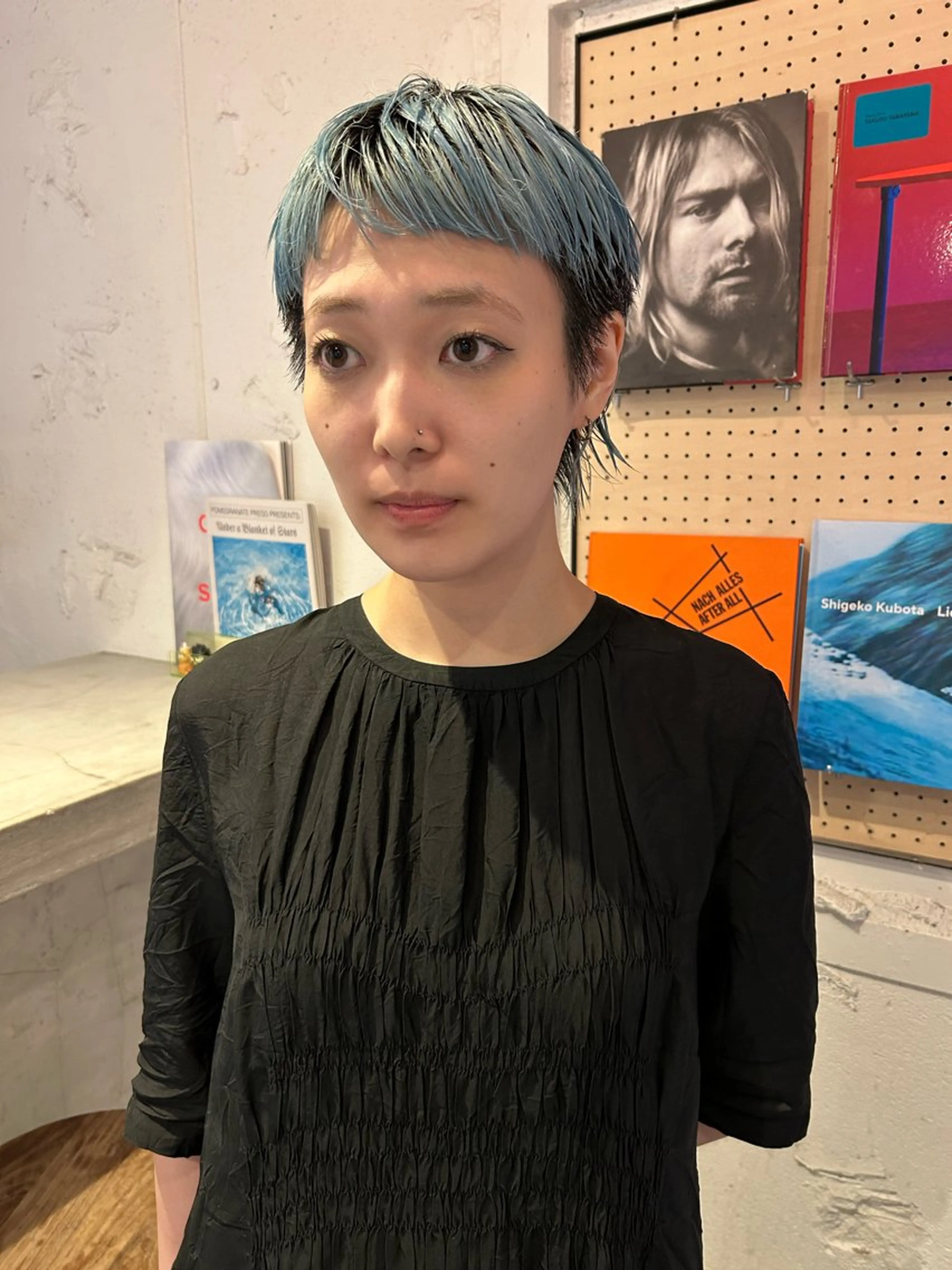 ショート カラー ブリーチ ブロンド ブルーカラー カット ヘアカラー トリートメント Loom.所属・村上雅人 ナチュラルモードのヘアスタイル