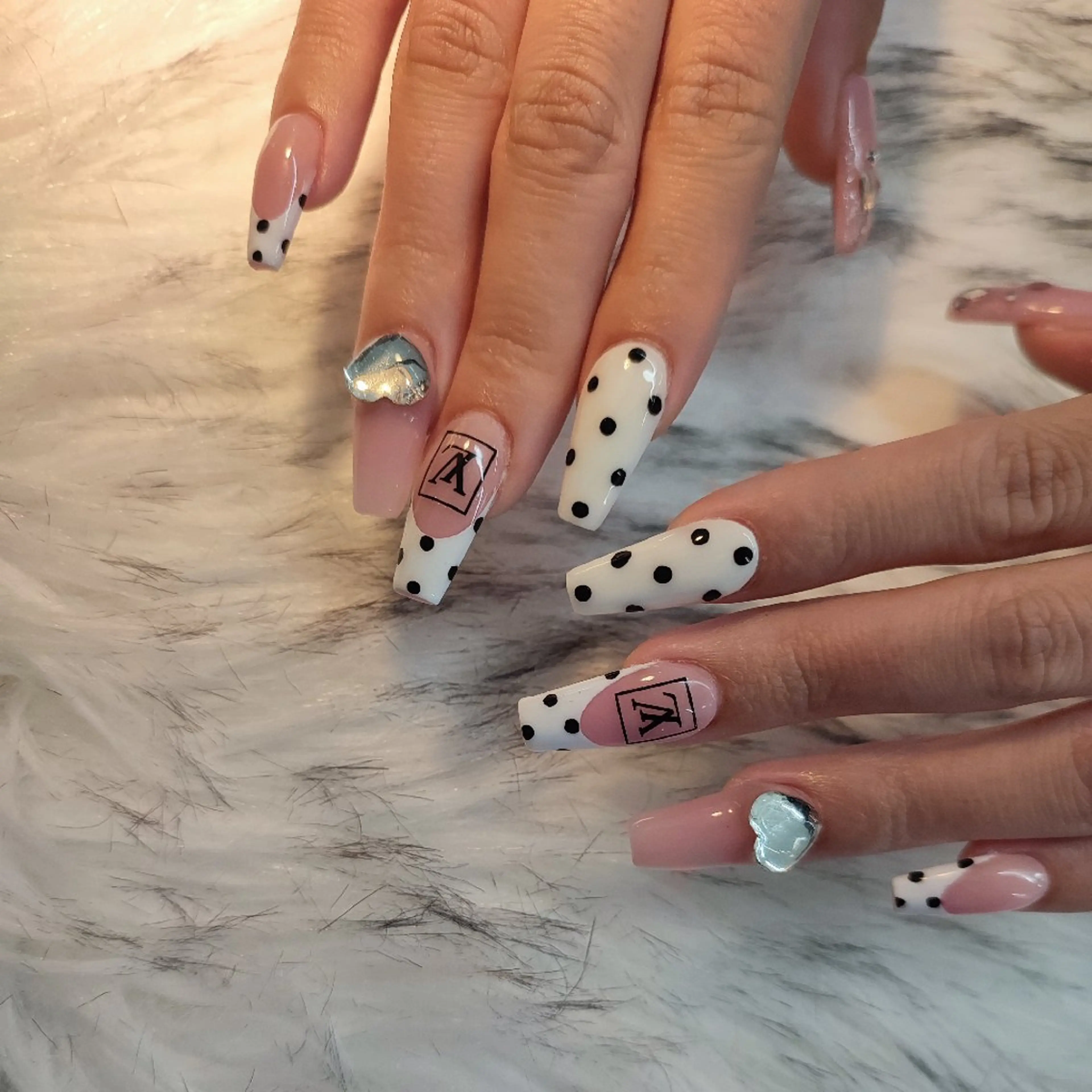 ネイル ハンドネイル RUNWAY 　　の眉毛・アイブロウイメージ