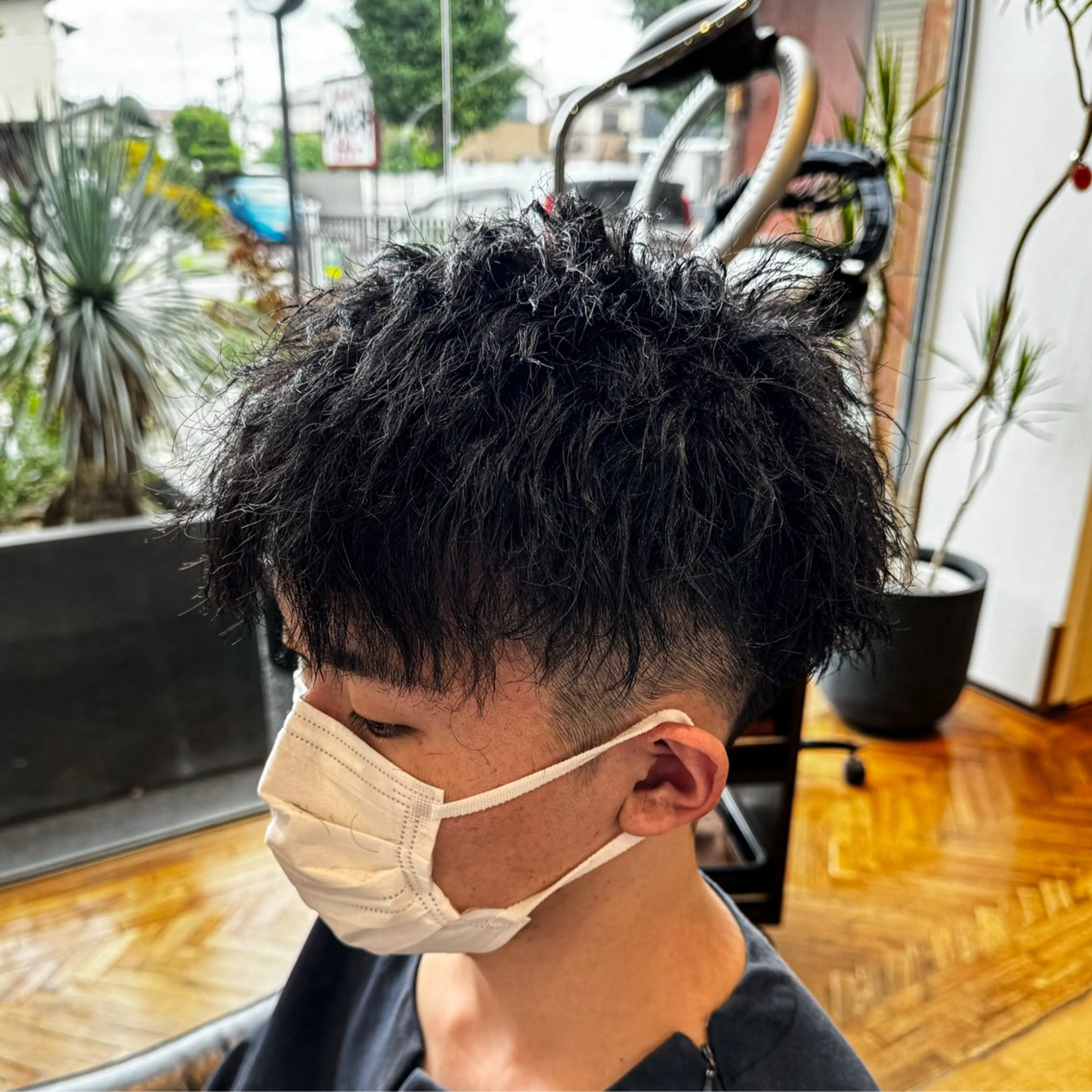 ショート パーマ メンズ センターパート メンズハイライト カルマパーマ マッシュウルフ マッシュ カット パーマ 吉田 新平のヘアスタイル