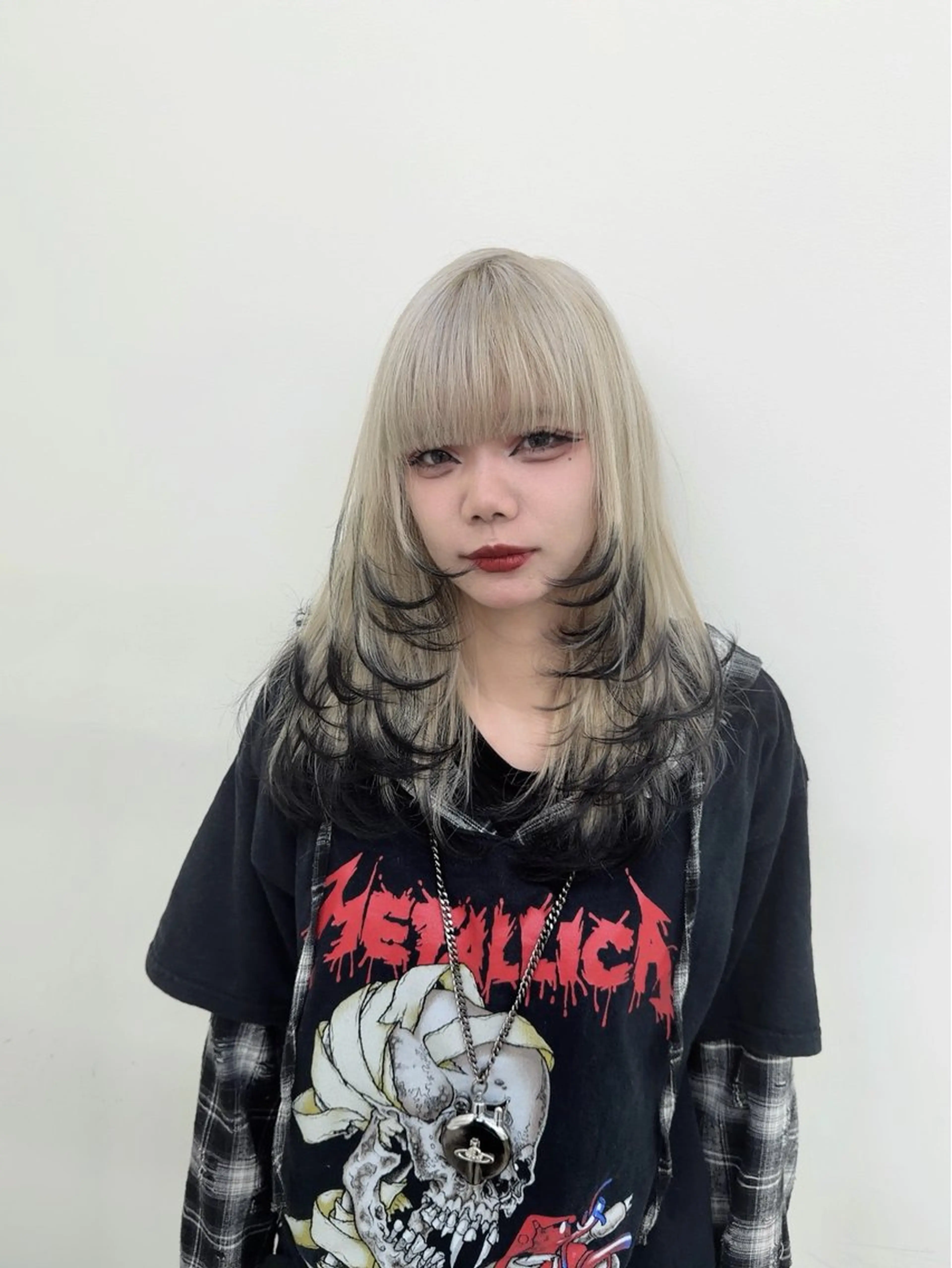 セミロング カラー デザインカラー レイヤーカット ヘアカラー 羽エクステハイトーン naviRaikiのヘアスタイル