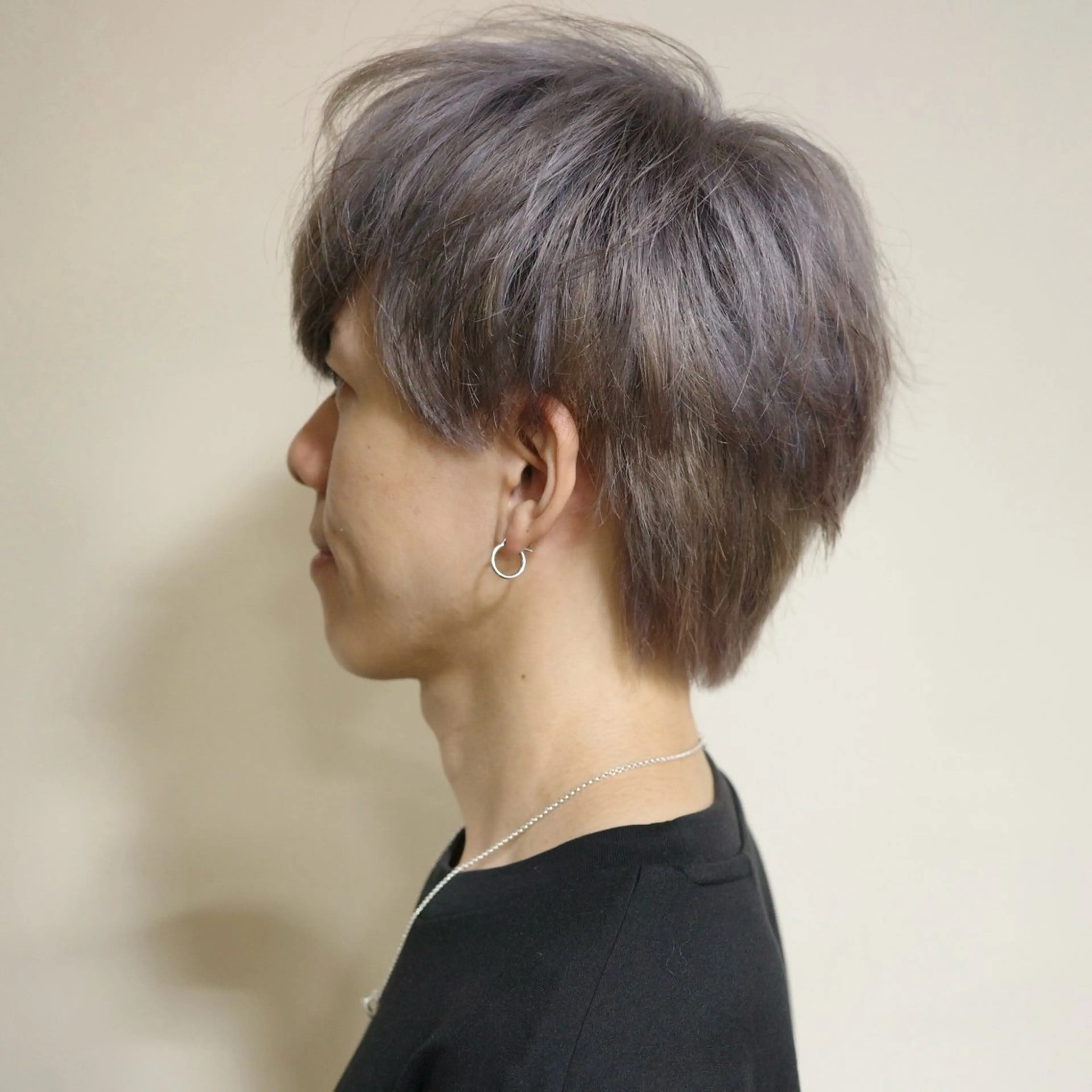 ショート カラー ベージュカラー ブリーチ ハイライトカラー シルバー シルバーベージュ 浅岡 昭汰のヘアスタイル