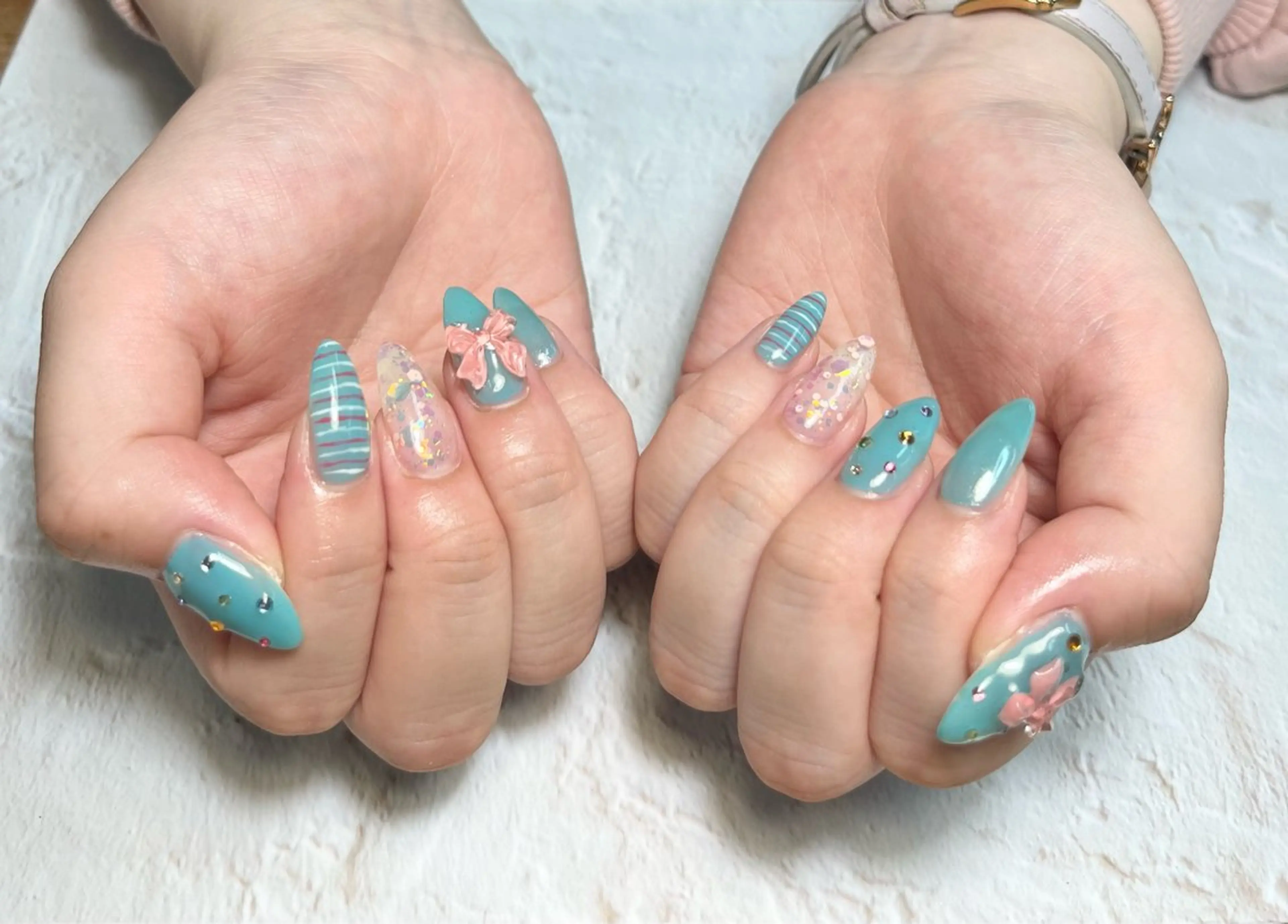 ネイル アートネイル ブルー ドット グリーン リボン ハンドネイル 🩵atelier- 01 優奈🩵のネイルデザイン
