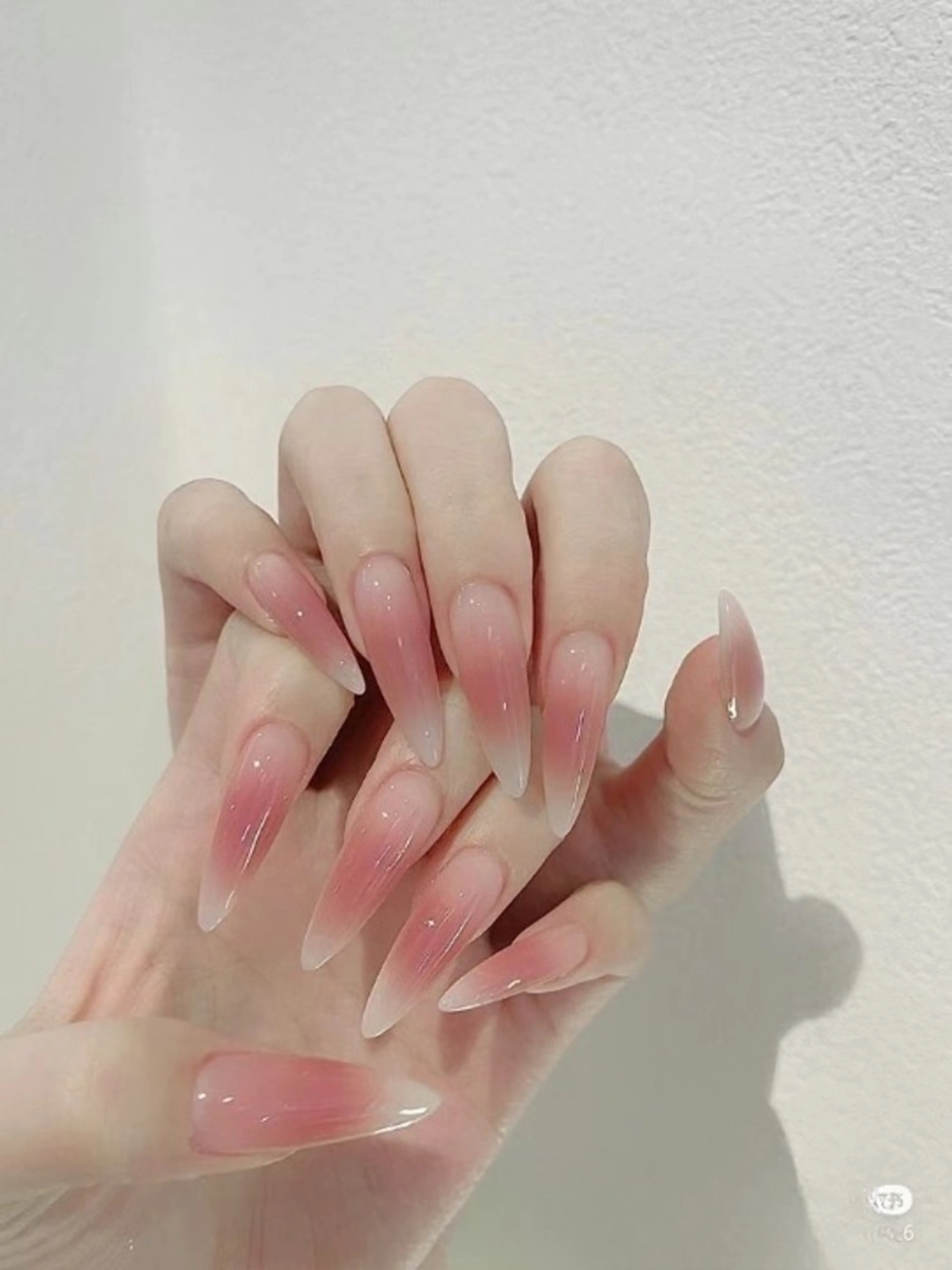 カラー グラデーションカラー ピンクカラー ハンドネイル AIN Nailのネイルデザイン