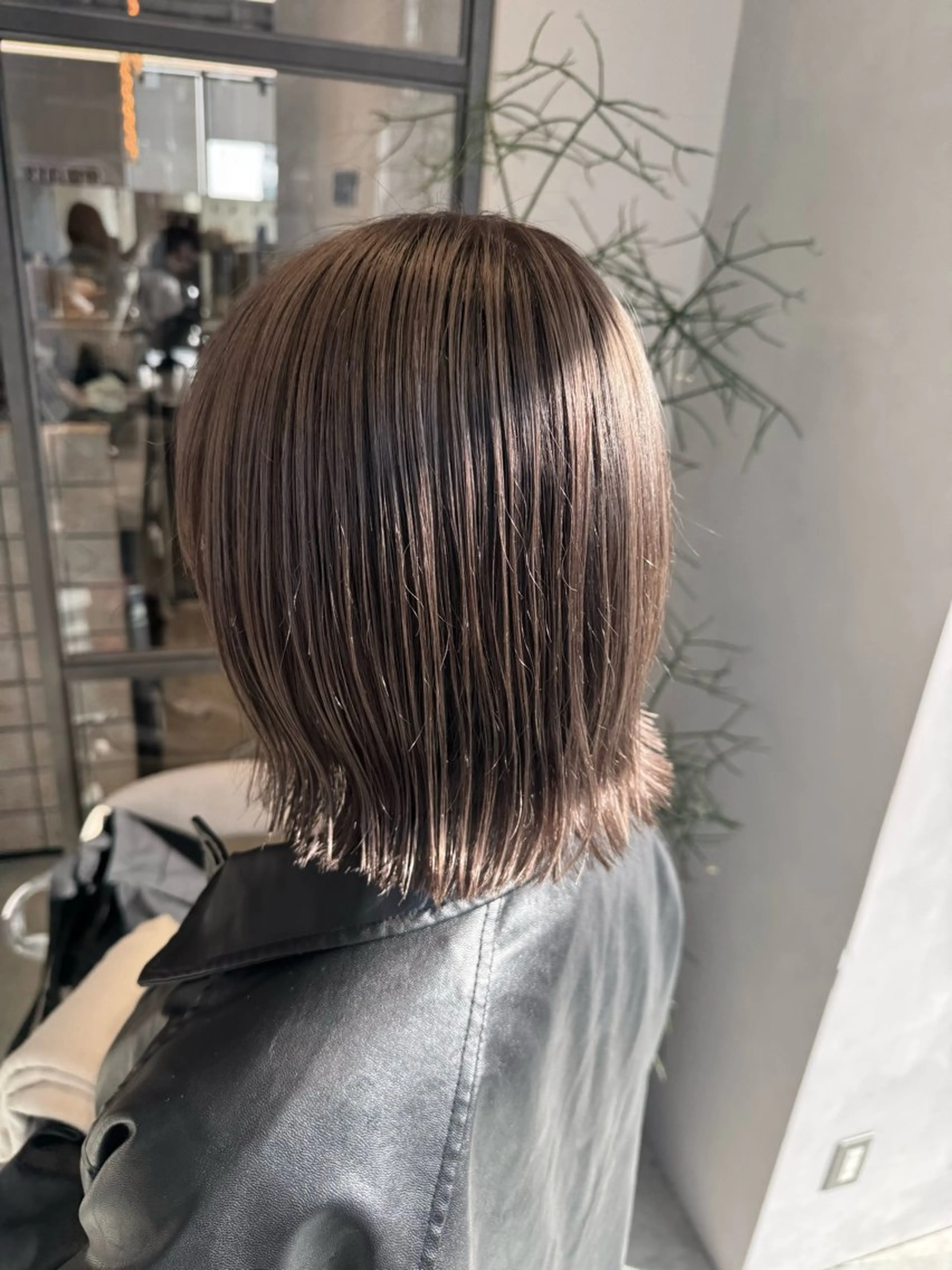 カラー 切りっぱなしボブ ハイライトカラー ボブ ヘアカラー トリートメント 透明感カラー✨艶髪 制作🌱山根あゆみのヘアスタイル