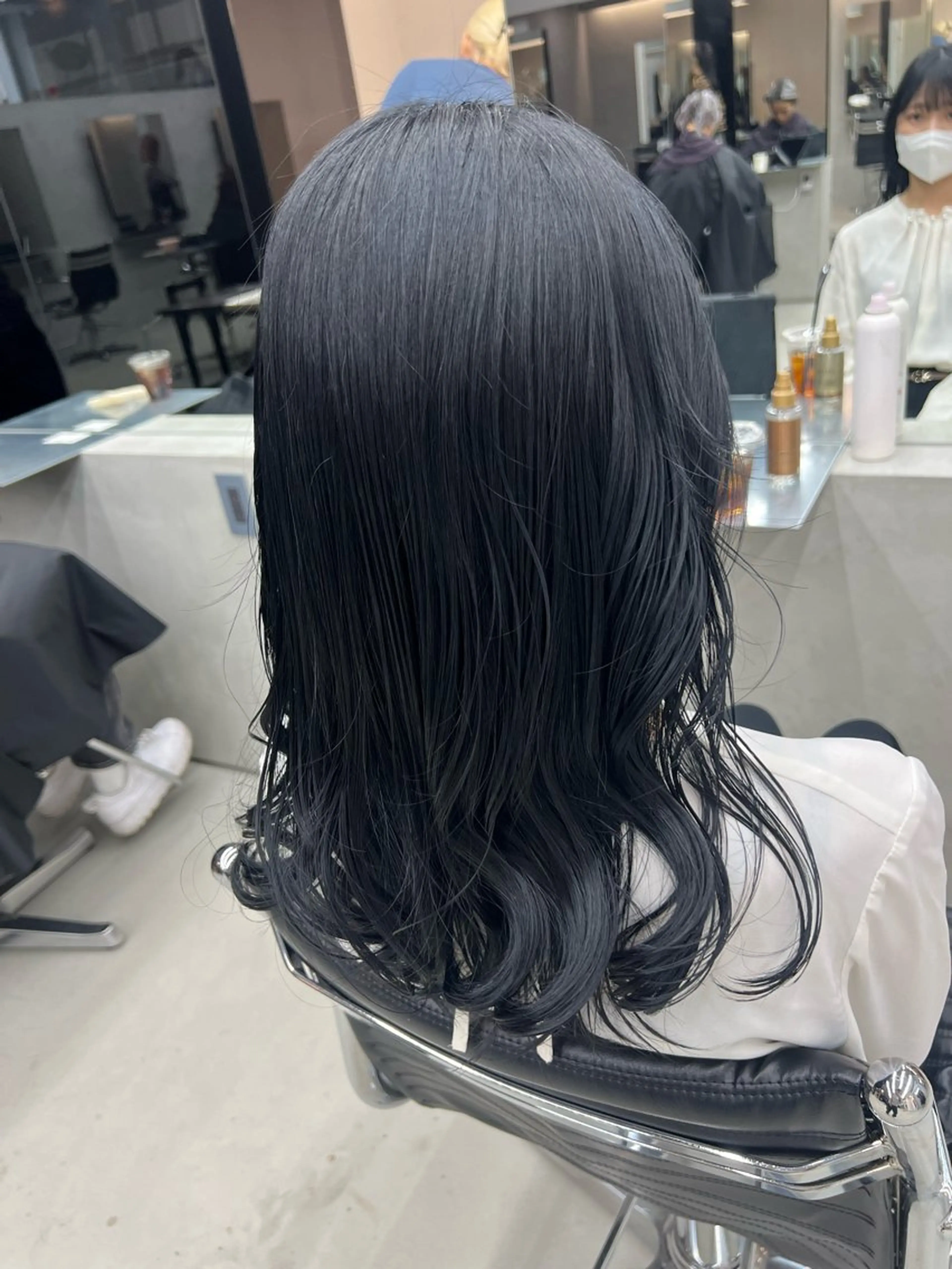 カラー 黒髪 ブルーカラー ブルーブラック 吉沢遣人/レイヤー 艶カラー/抜け感のヘアスタイル