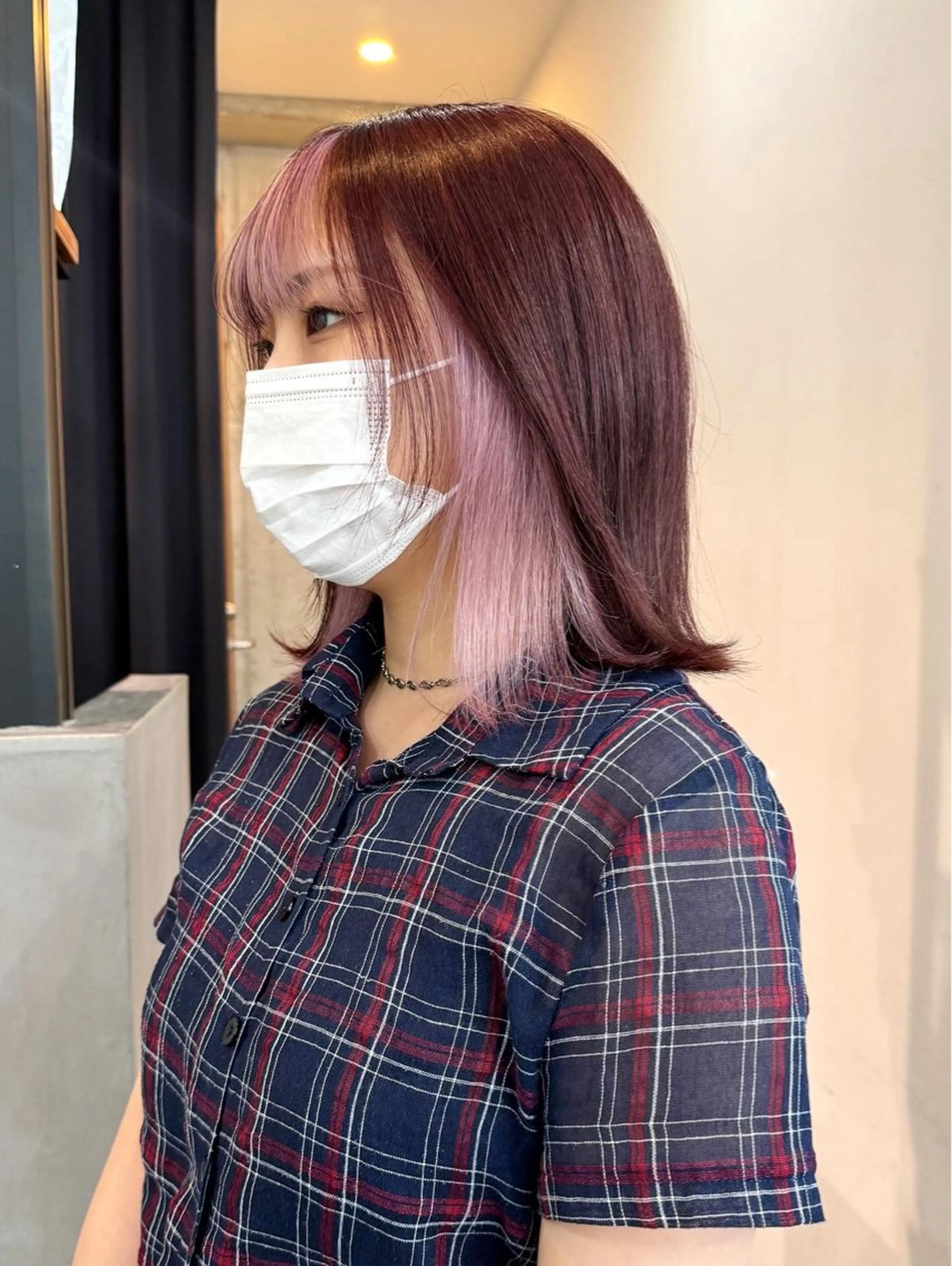 ミディアム カラー ピンクカラー レッドカラー ホワイトピンク ヘアカラー 切りっぱなしボブ/ ブリーチカラー/大塚のヘアスタイル