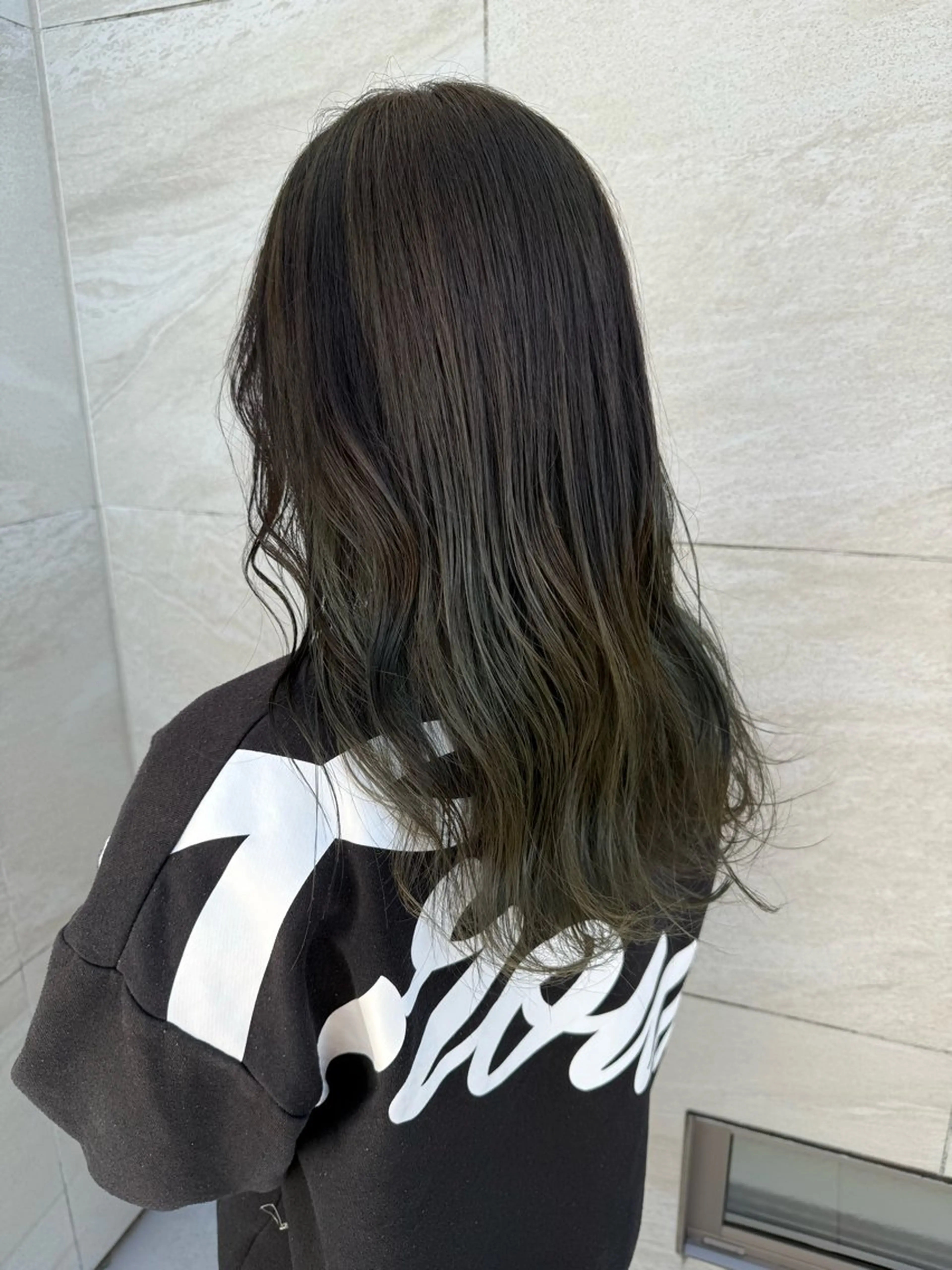 ロング カラー グレージュ オリーブグレージュ オリーブグレー 中川 茜里のヘアスタイル