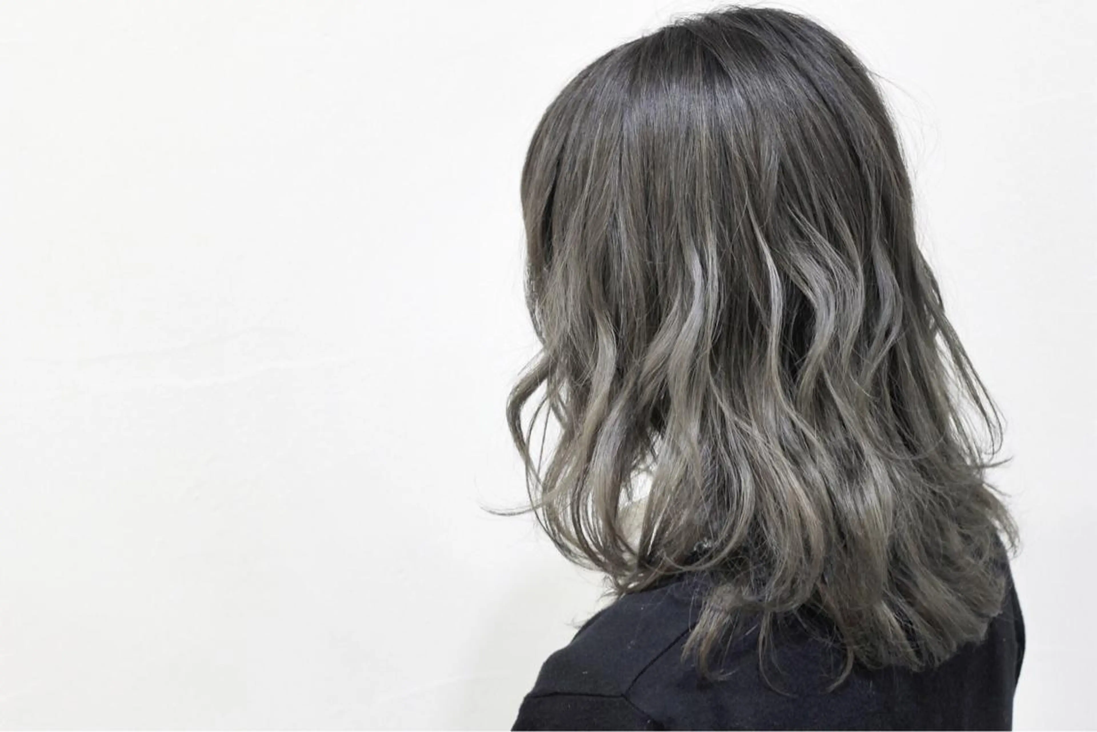 ロング カラー ブリーチ 土居 正季のヘアスタイル