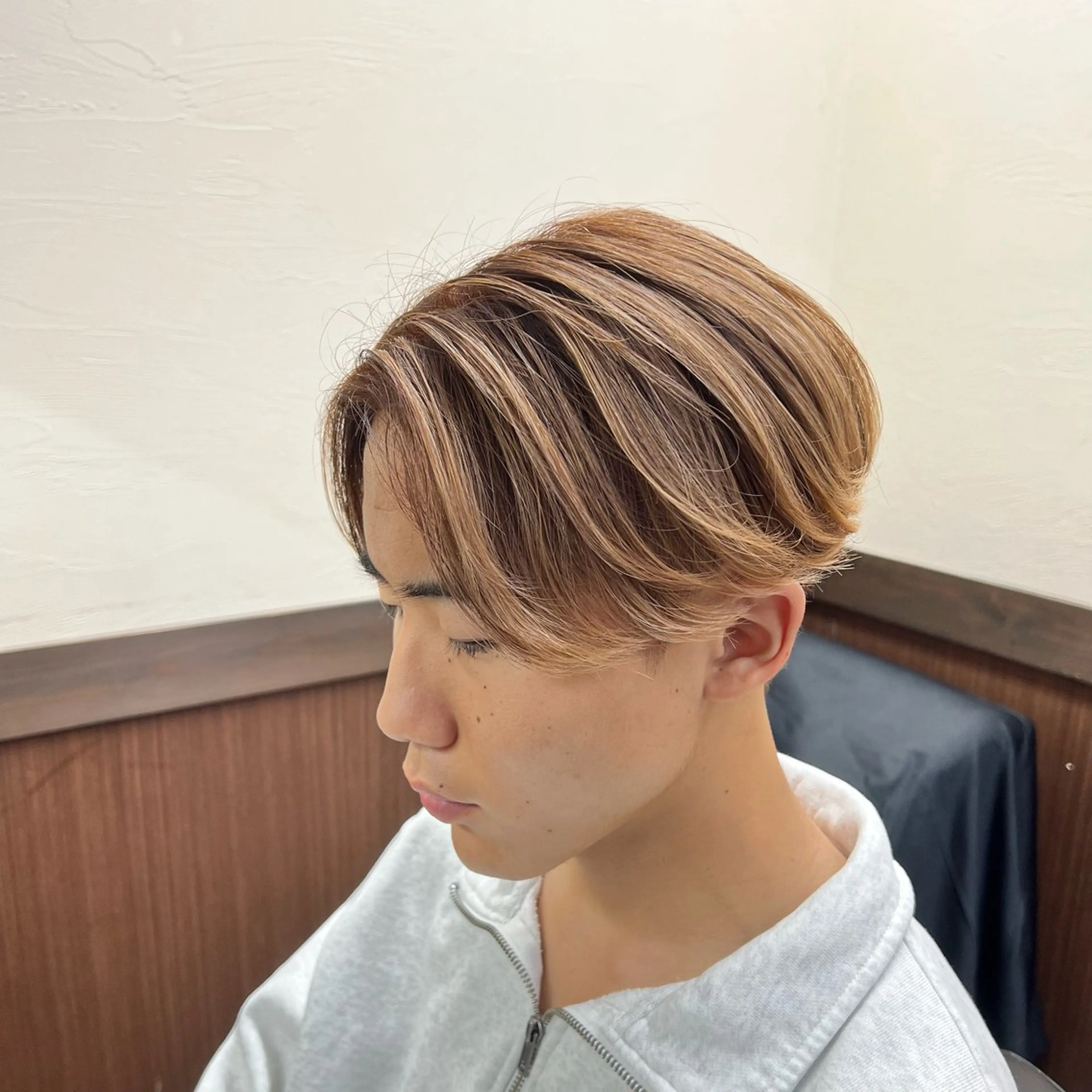 ミディアム カラー メンズ メンズバレイヤージュ センターパート バレイヤージュ レイヤーカット 土田 紘太のヘアスタイル