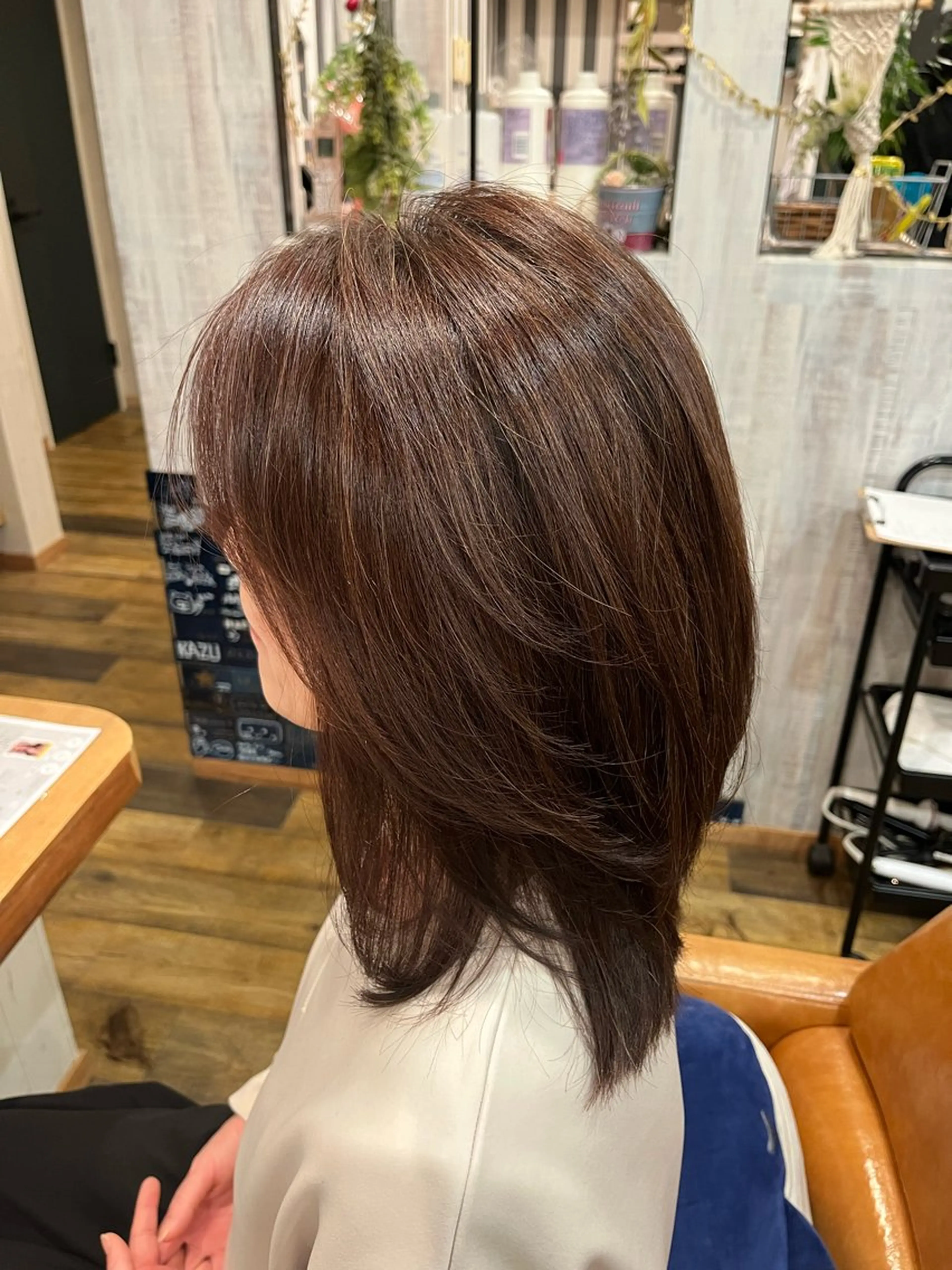 ミディアム レイヤーカット カット 柏井 彩花のヘアスタイル