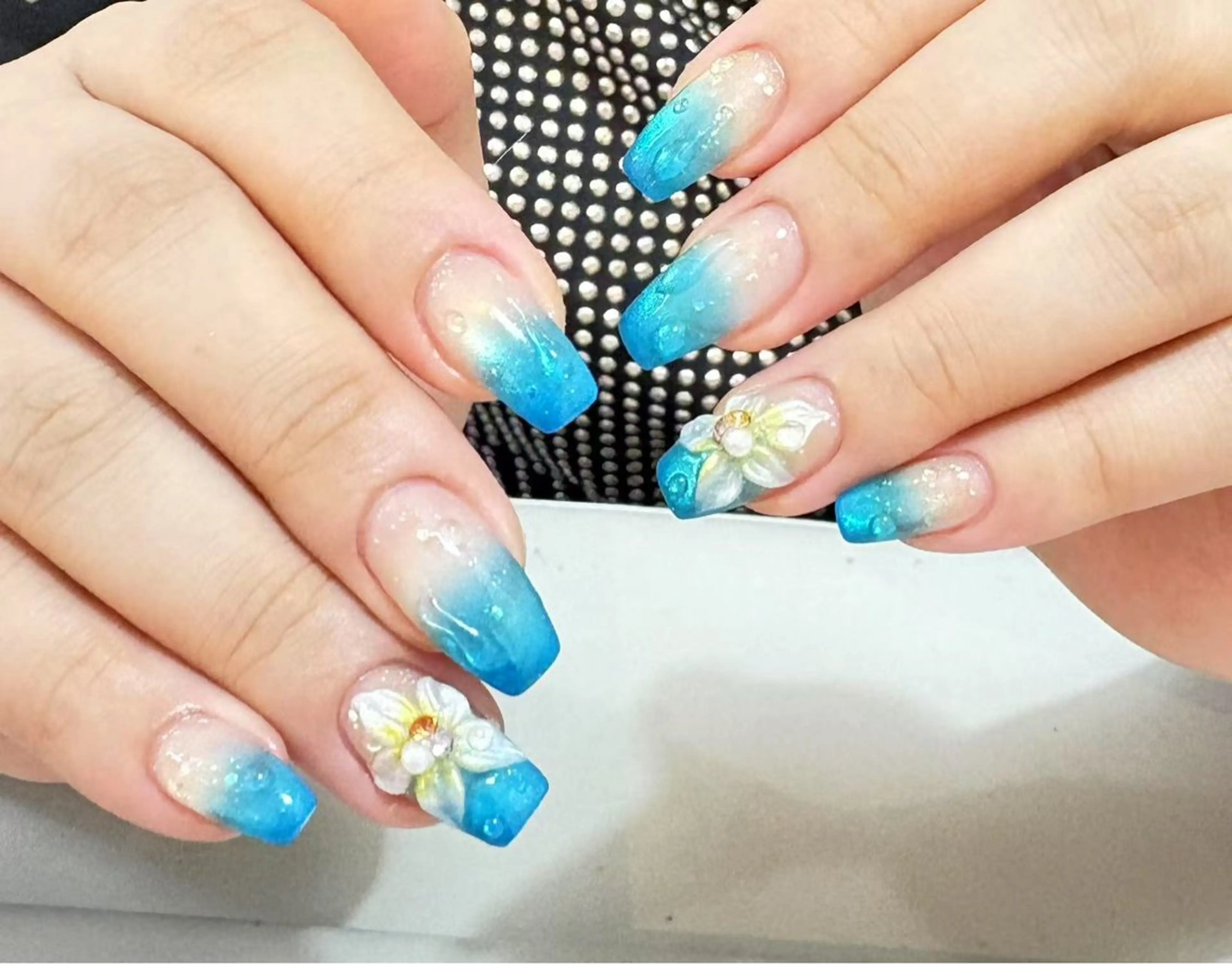 ネイル ハンドネイル フットネイル ハンドケア AngelChris ビューティーサロンのネイルデザイン