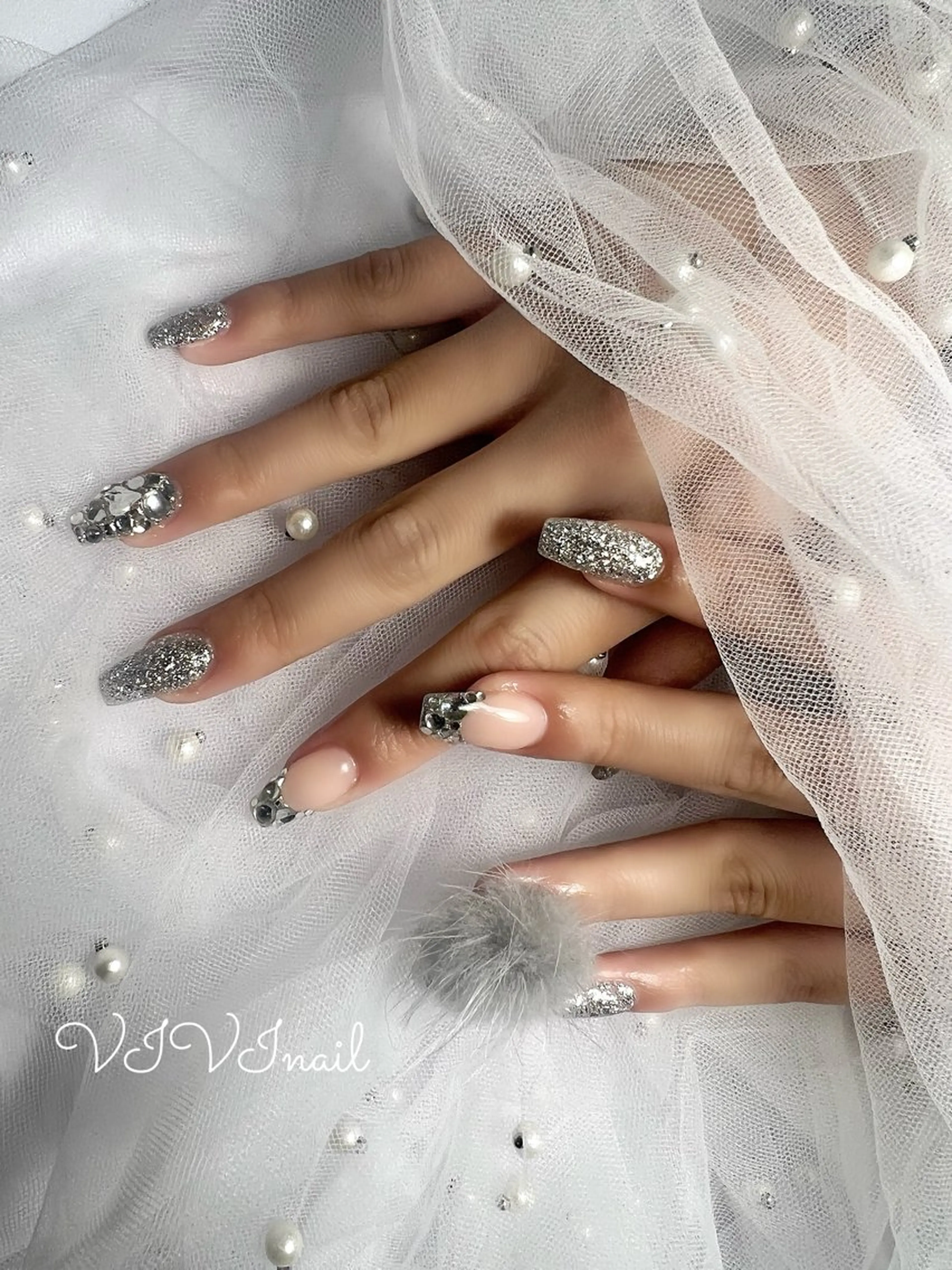 ネイル キラキラネイル シルバー ハンドネイル vivi nailのネイルデザイン