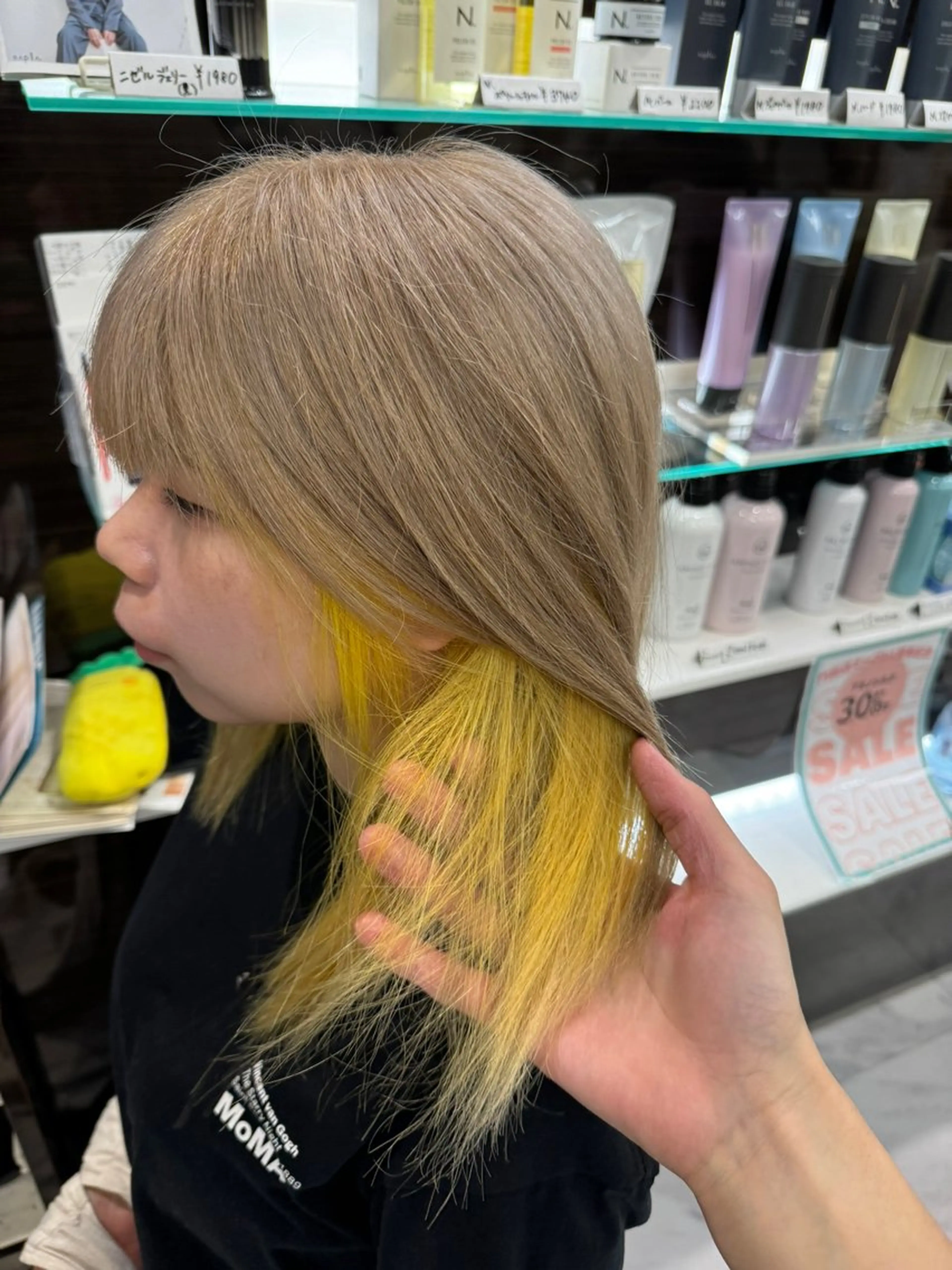 ミディアム カラー ヘアアレンジ 切りっぱなしボブ ミストバング ブリーチ デザインカラー ダブルカラー カット ヘアカラー トリートメント 目黒 碧人のヘアスタイル